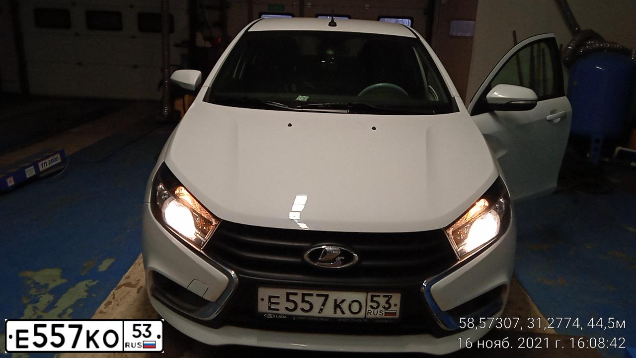 Фото автомобиля LADA VESTA, 2016 — госномер Е557КО53. Цвет: БЕЛЫЙ