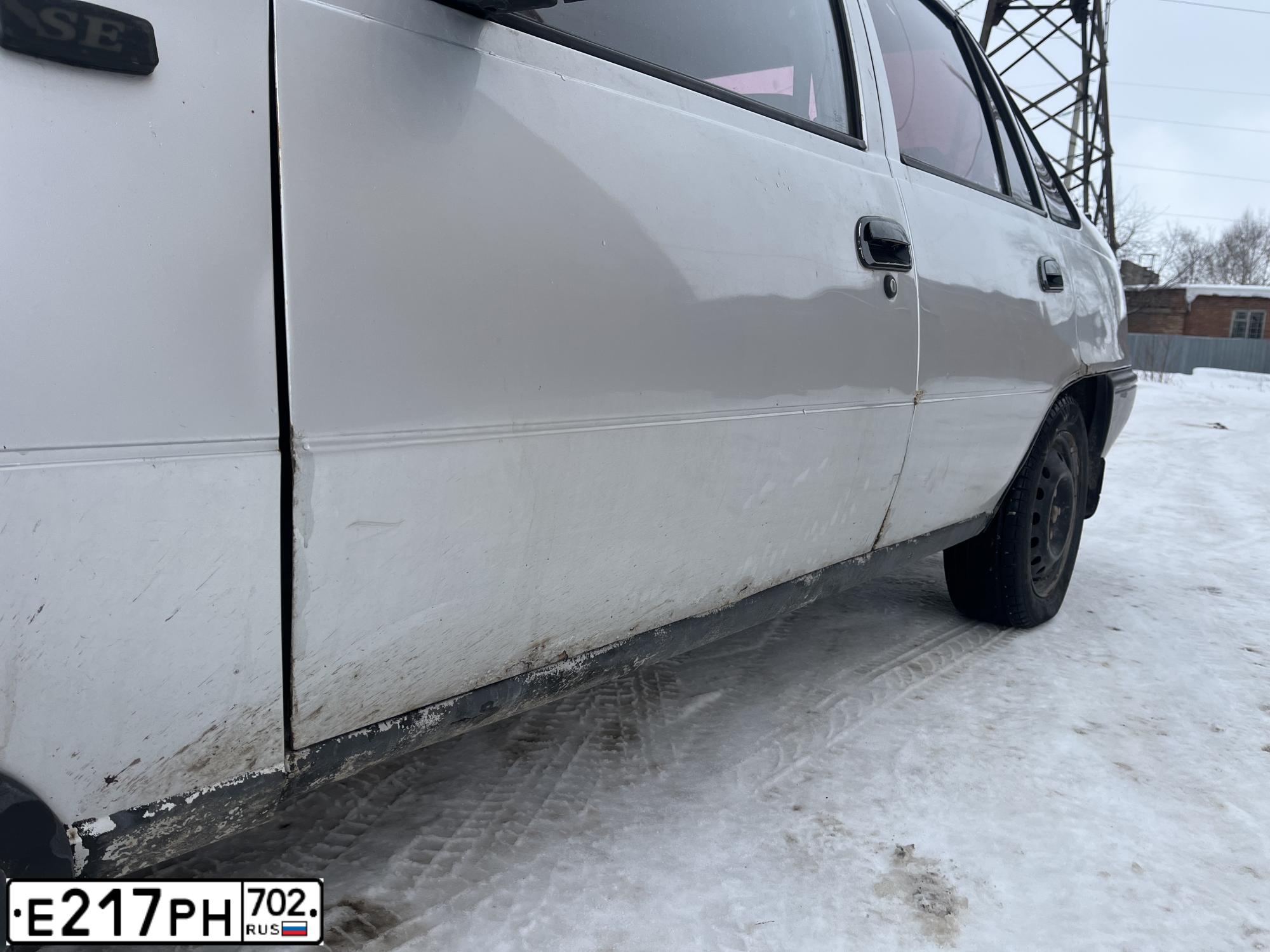 Фото автомобиля DAEWOO O NEXIA, 2001 — госномер Е217РН702. Цвет: БЕЛЫЙ (СЕРЕБРИСТЫЙ)