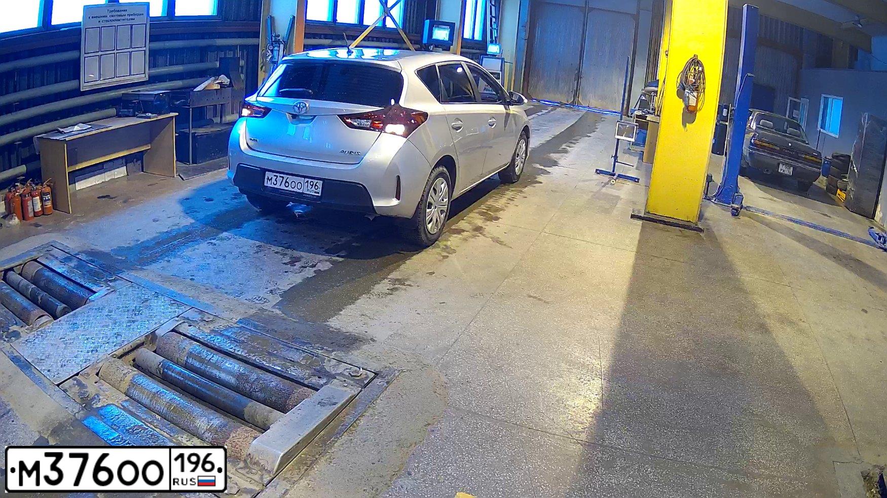 Фото автомобиля TOYOTA AURIS, 2014 — госномер М376ОО196. Цвет: Серебристый