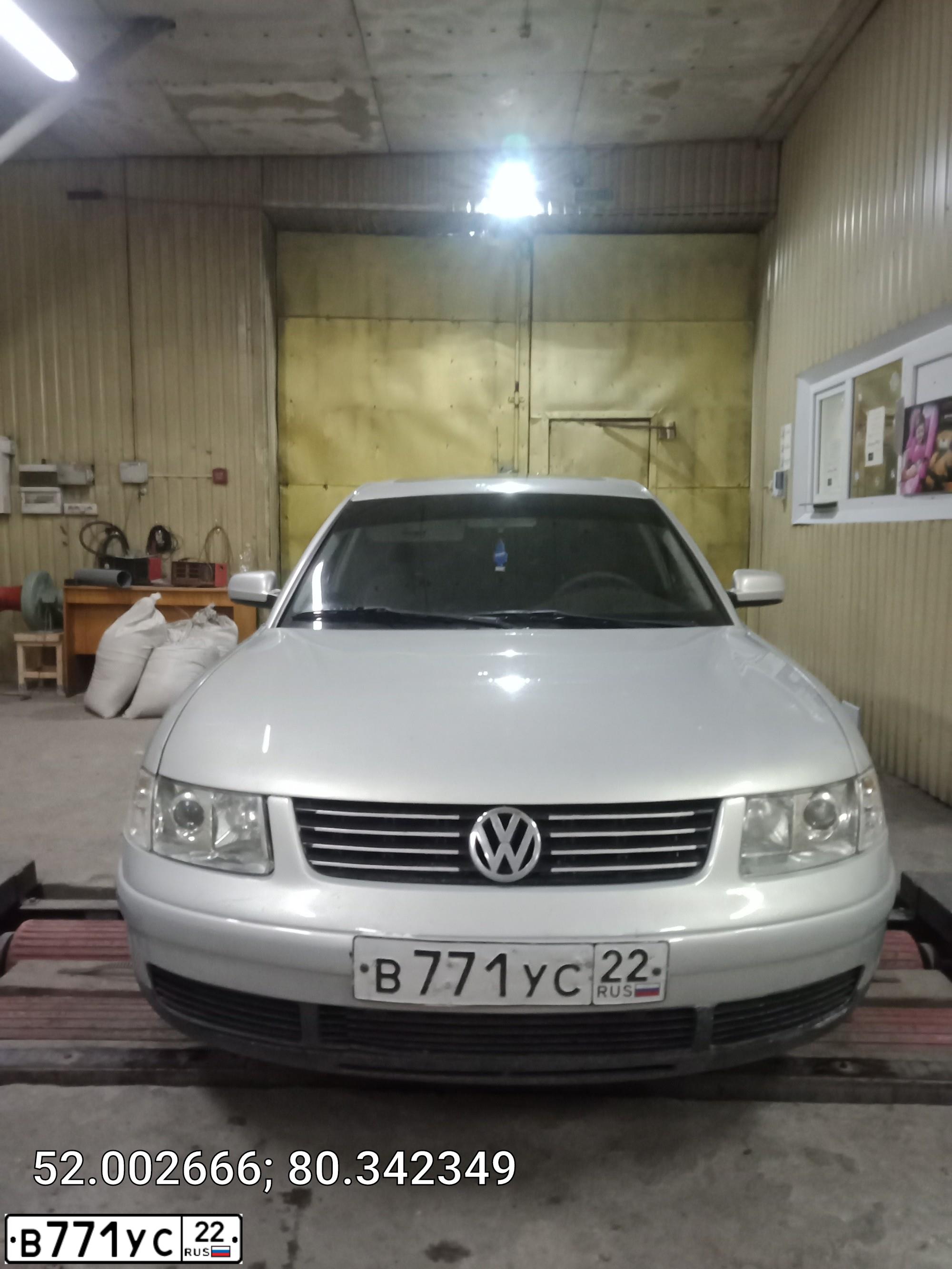 Фото автомобиля VOLKSWAGEN PASSAT, 2000 — госномер В771УС22. Цвет: БЕЛЫЙ СЕРЕБРИСТЫЙ
