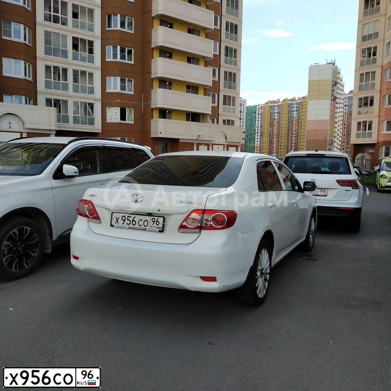 Фото автомобиля TOYOTA COROLLA, 2013 — госномер Х956СО96. Цвет: БЕЛЫЙ