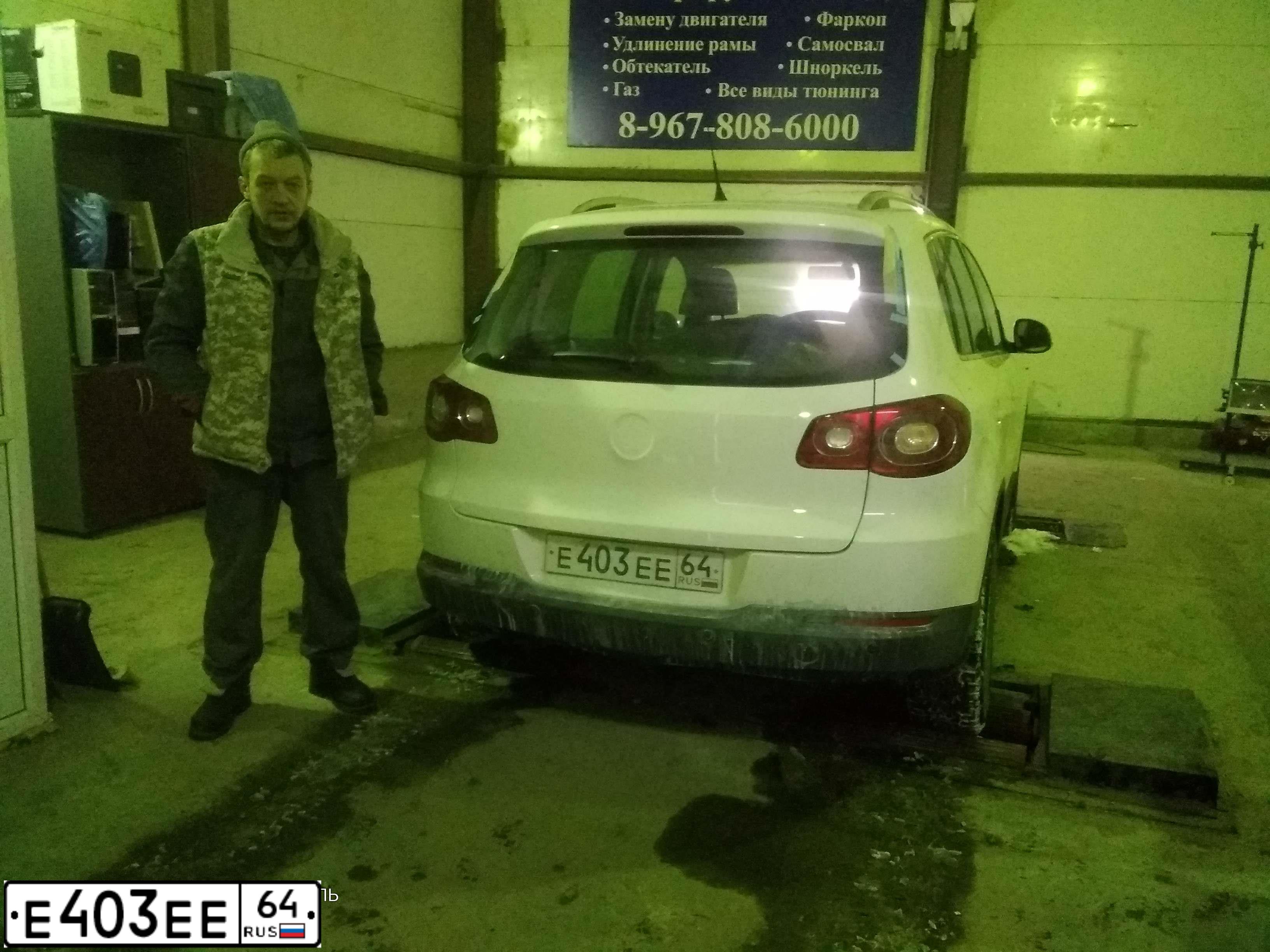 Фото автомобиля VOLKSWAGEN TIGUAN, 2011 — госномер Е403ЕЕ64. Цвет: БЕЛЫЙ