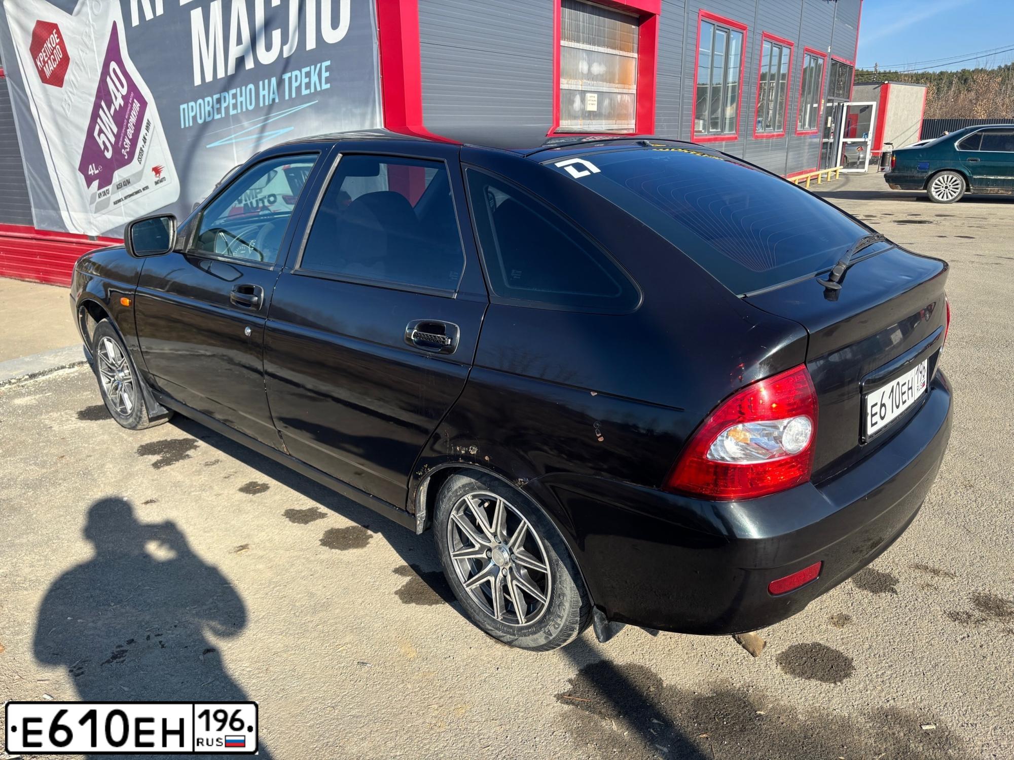 Фото автомобиля LADA 2172 PRIORA, 2008 — госномер Е610ЕН196. Цвет: Темно-зеленый