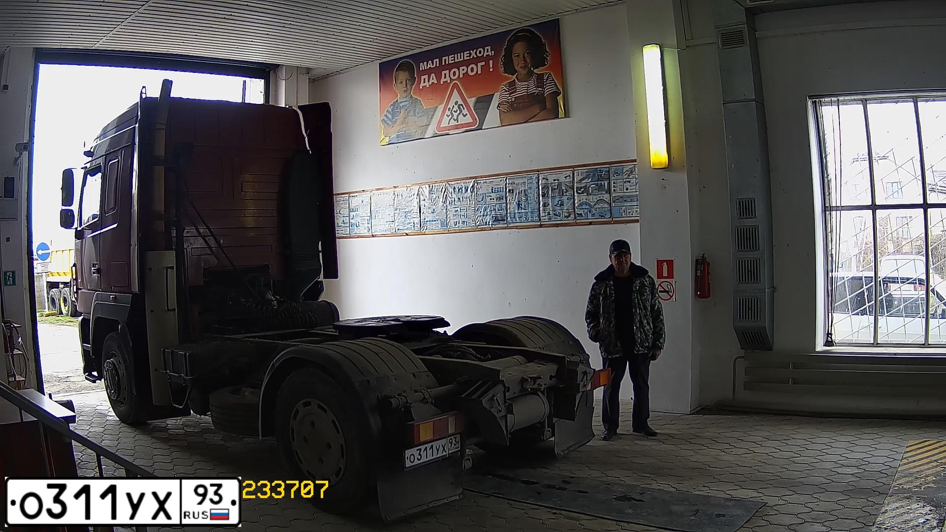 Фото автомобиля MAZ 5440 /4X2/, 2011 — госномер О311УХ93. Цвет: Красный