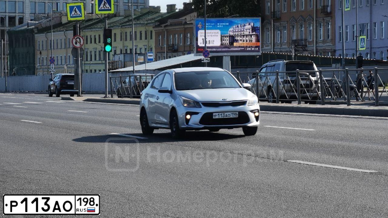 Фото автомобиля KIA RIO, 2019 — госномер К741СЕ147. Цвет: Серебристый