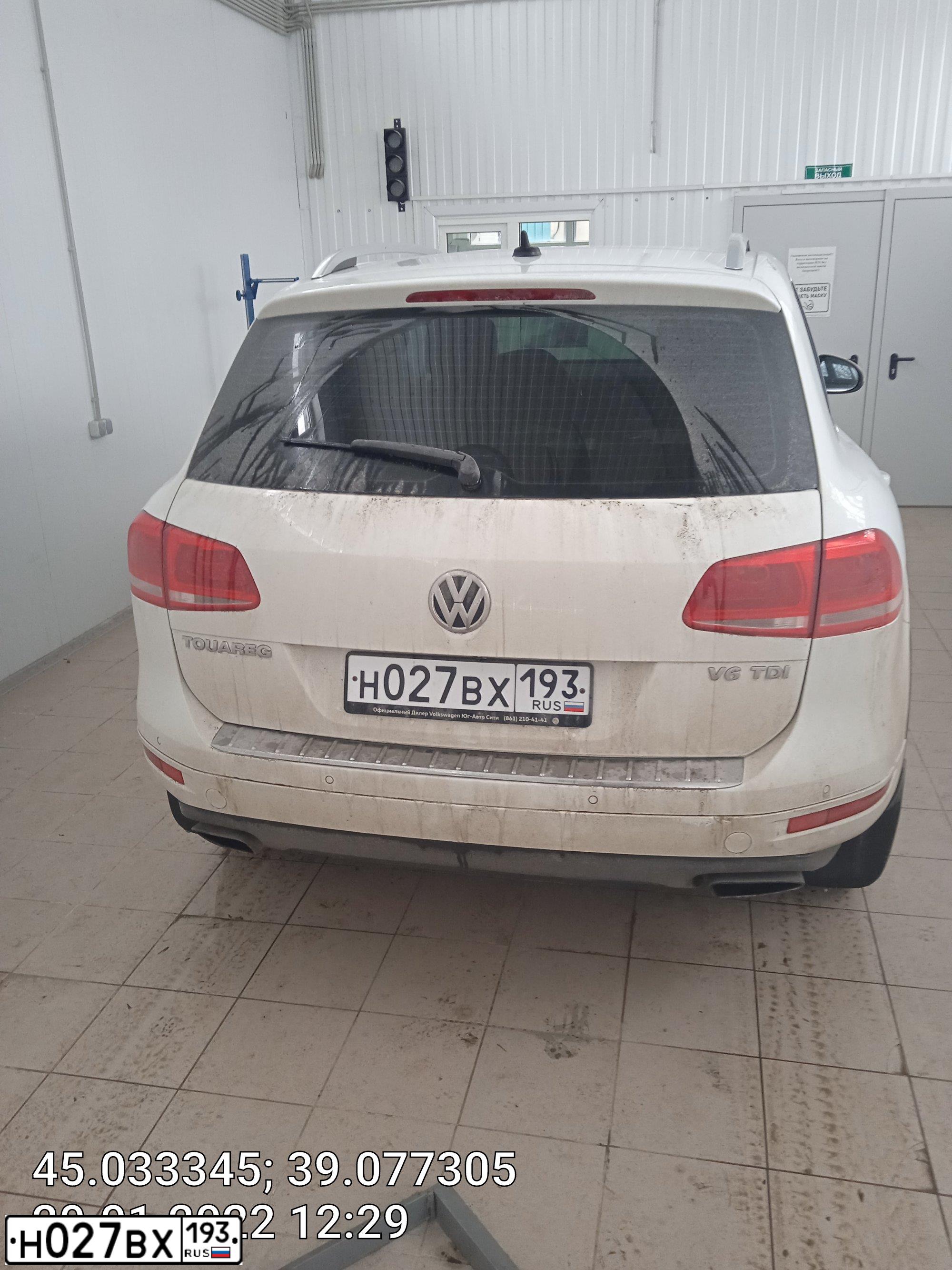 Фото автомобиля VOLKSWAGEN TOUAREG, 2012 — госномер У700УА93. Цвет: Белый