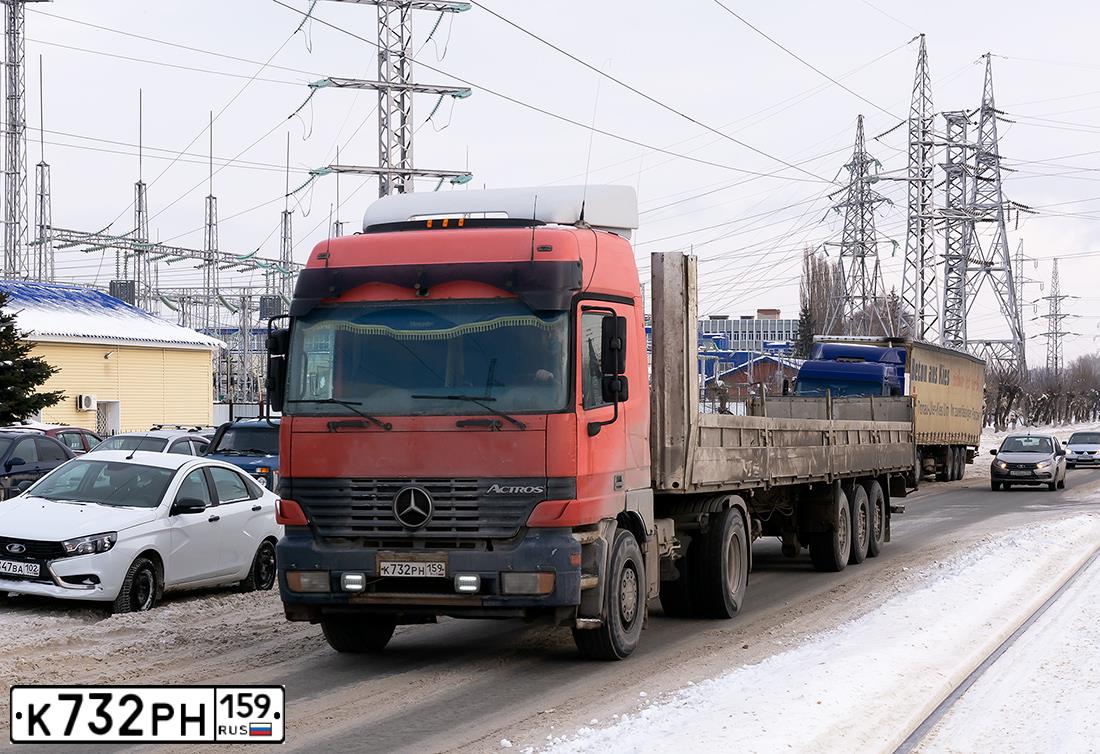 Фото автомобиля MERCEDES ACTROS, 1998 — госномер К732РН159. Цвет: Красный