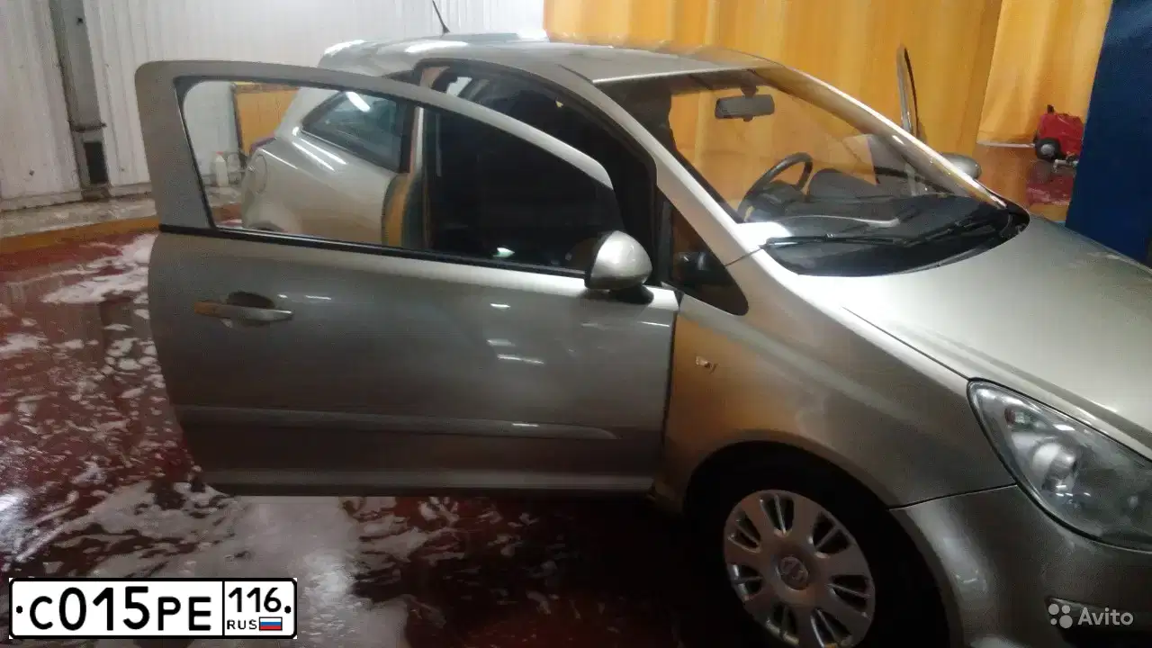 Фото автомобиля OPEL CORSA, 2007 — госномер Х970ЕТ18. Цвет: СЕРО-ЗОЛОТИСТЫЙ
