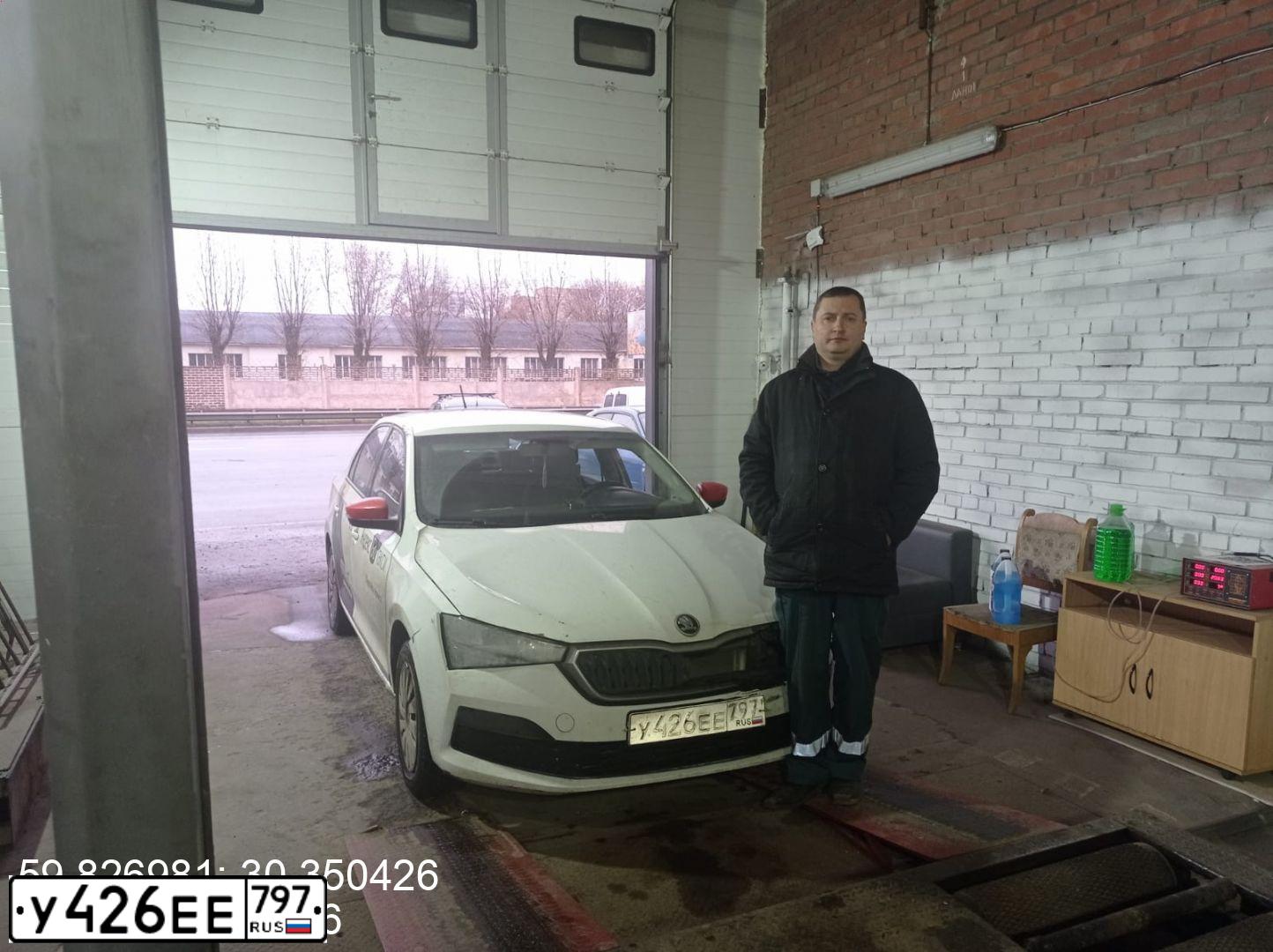 Фото автомобиля SKODA RAPID, 2021 — госномер К895КН977. Цвет: Белый
