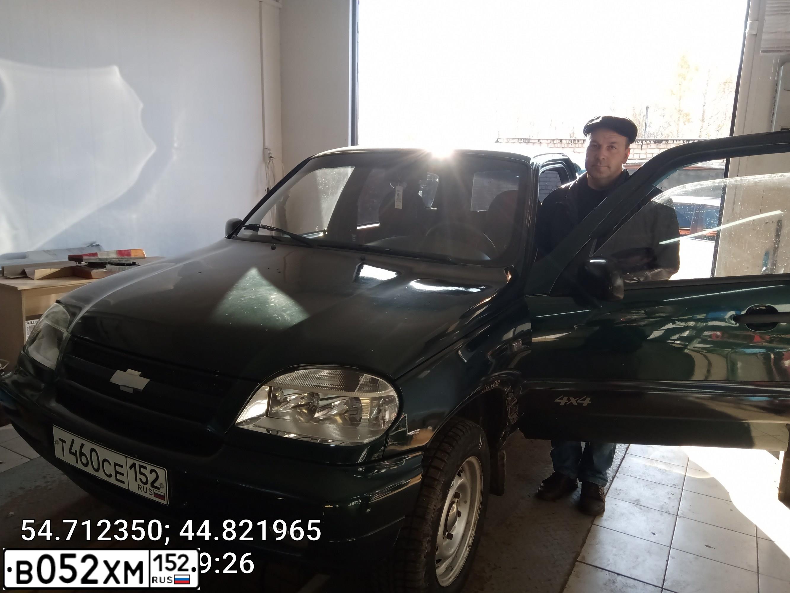 Фото автомобиля CHEVROLET NIVA, 2005 — госномер В052ХМ152. Цвет: Темно-зеленый