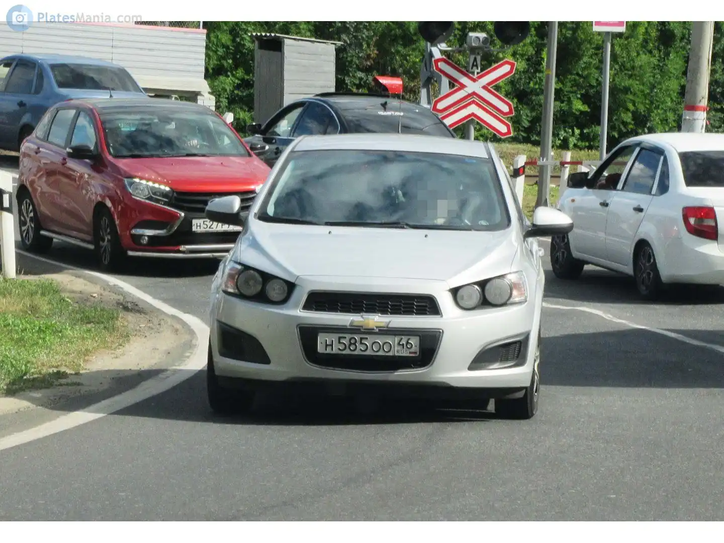 Фото автомобиля CHEVROLET AVEO, 2013 — госномер Н585ОО46. Цвет: СЕРЕБРИСТЫЙ МЕТАЛЛИК