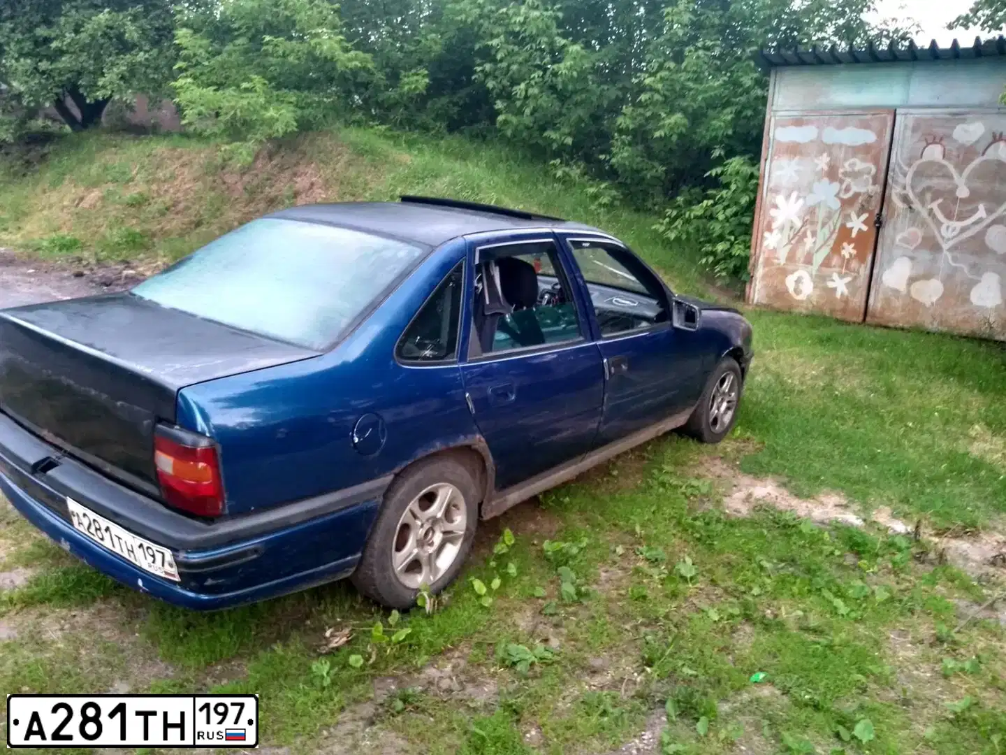 Фото автомобиля OPEL VECTRA, 1993 — госномер В567УН77. Цвет: СИНИЙ