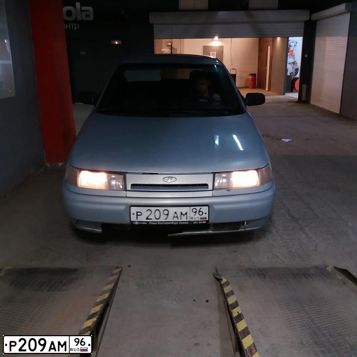 Фото автомобиля LADA 2110, 2004 — госномер Р209АМ96. Цвет: СВЕТЛО-СЕРЫЙ
