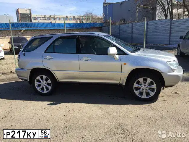 Фото автомобиля LEXUS RX, 2000 — госномер Р217КУ58. Цвет: БЕЛЫЙ(ПЕРЛАМУТРОВО-СЕРЕБРИСТЫЙ)