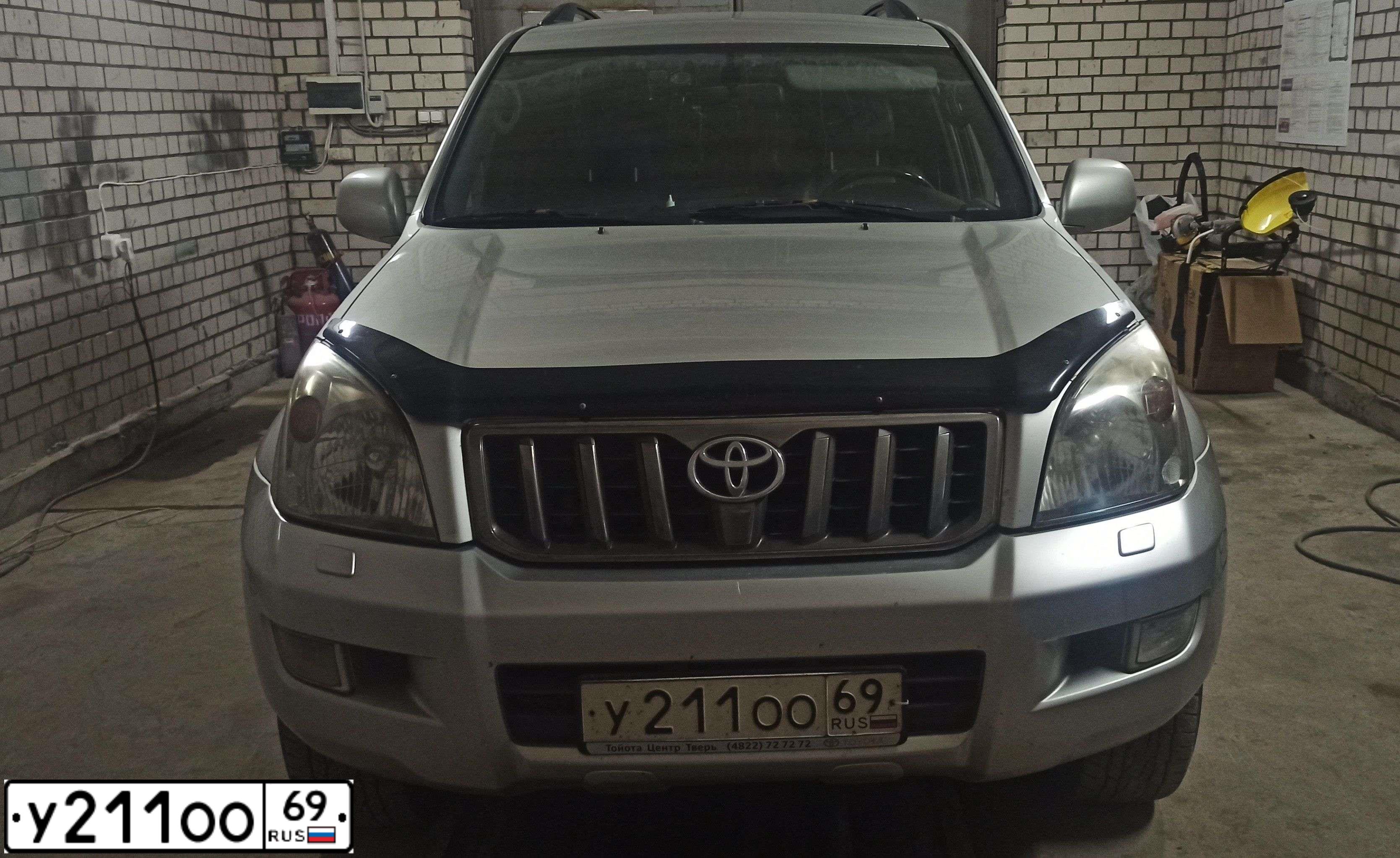 Фото автомобиля TOYOTA LANDCRUISER, 2008 — госномер У211ОО69. Цвет: Серебристый