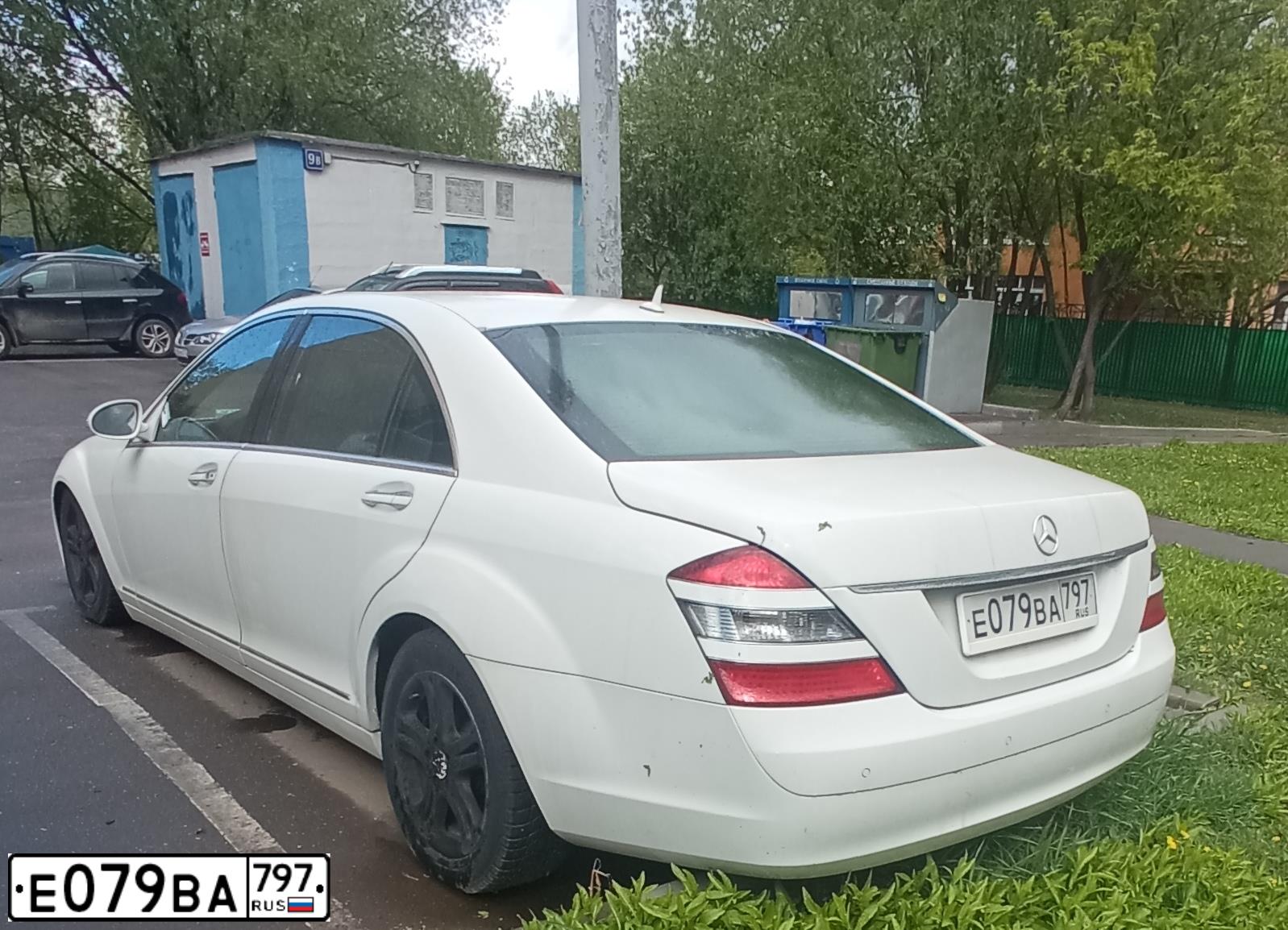 Фото автомобиля MERCEDES S-KLASSE, 2006 — госномер Е079ВА797. Цвет: Белый
