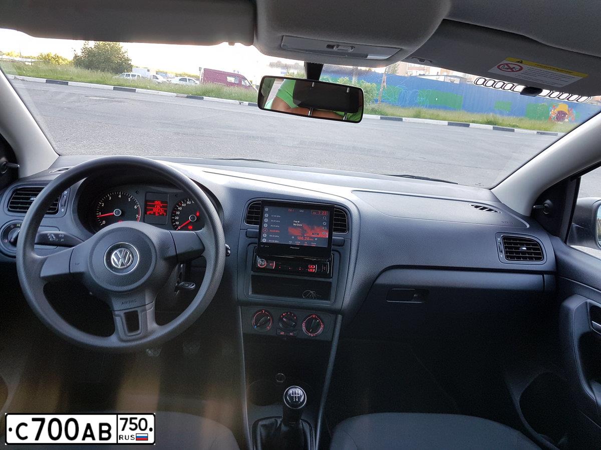 Фото автомобиля VOLKSWAGEN POLO, 2013 — госномер С700АВ750. Цвет: Белый
