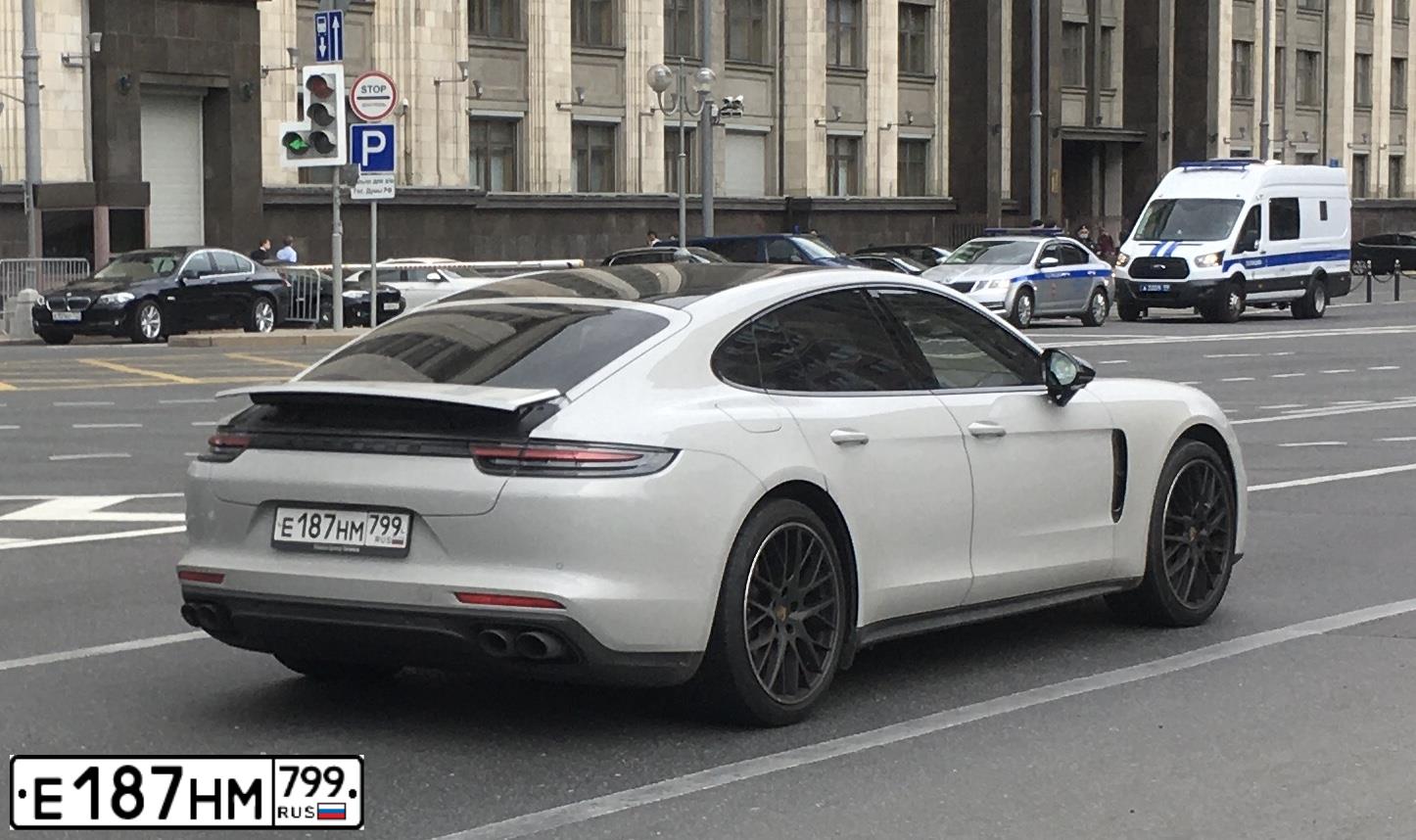 Фото автомобиля PORSCHE PANAMERA, 2019 — госномер Р077МР193. Цвет: Серый