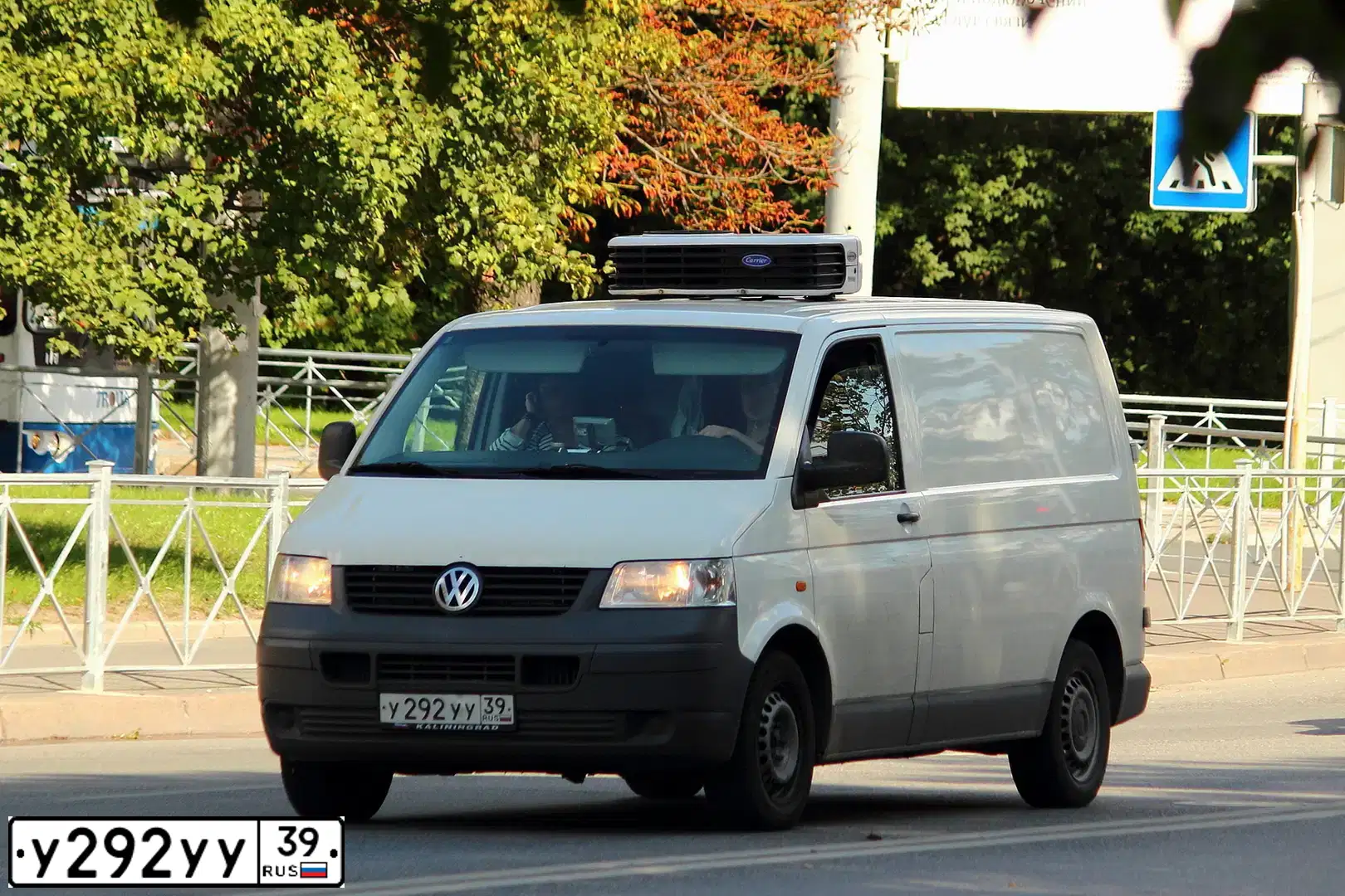 Фото автомобиля VOLKSWAGEN TRANSPORTER, 2006 — госномер У292УУ39. Цвет: Белый