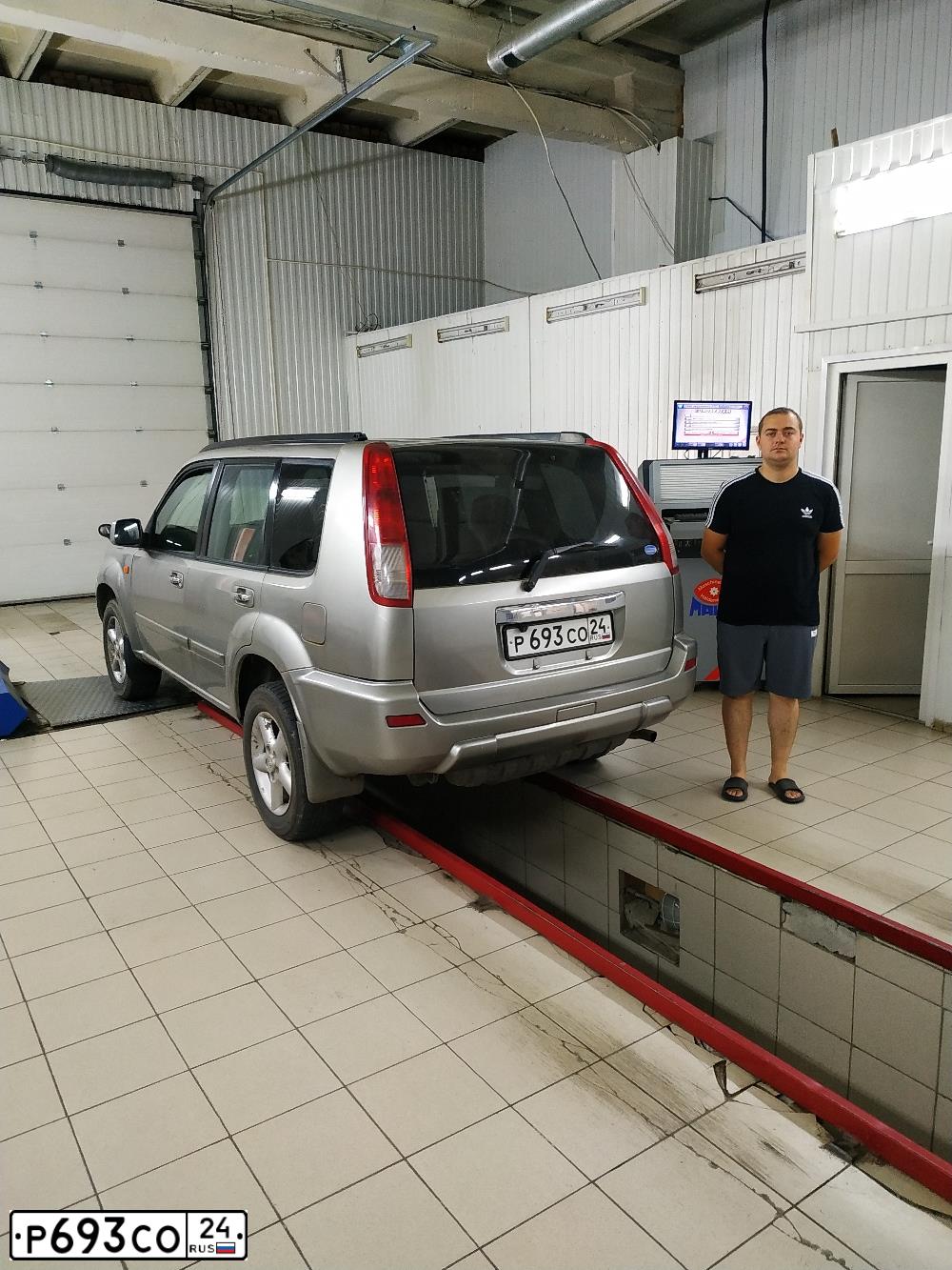 Фото автомобиля NISSAN X-TRAIL, 2001 — госномер Х192РТ124