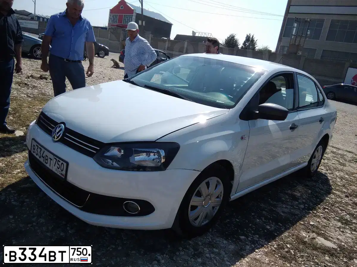 Фото автомобиля VOLKSWAGEN POLO, 2014 — госномер В334ВТ750. Цвет: БЕЛЫЙ