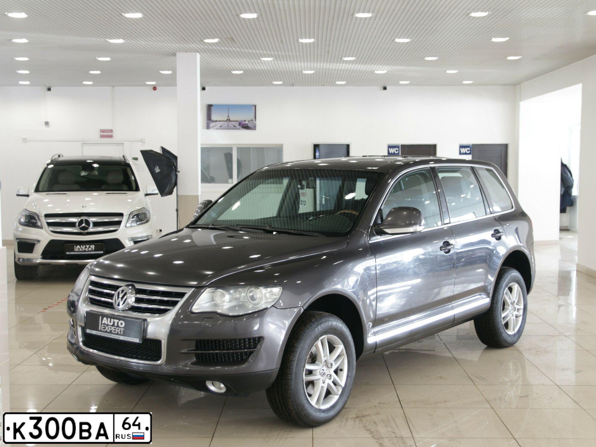 Фото автомобиля VOLKSWAGEN TOUAREG, 2009 — госномер М525ОЕ164. Цвет: СЕРЫЙ