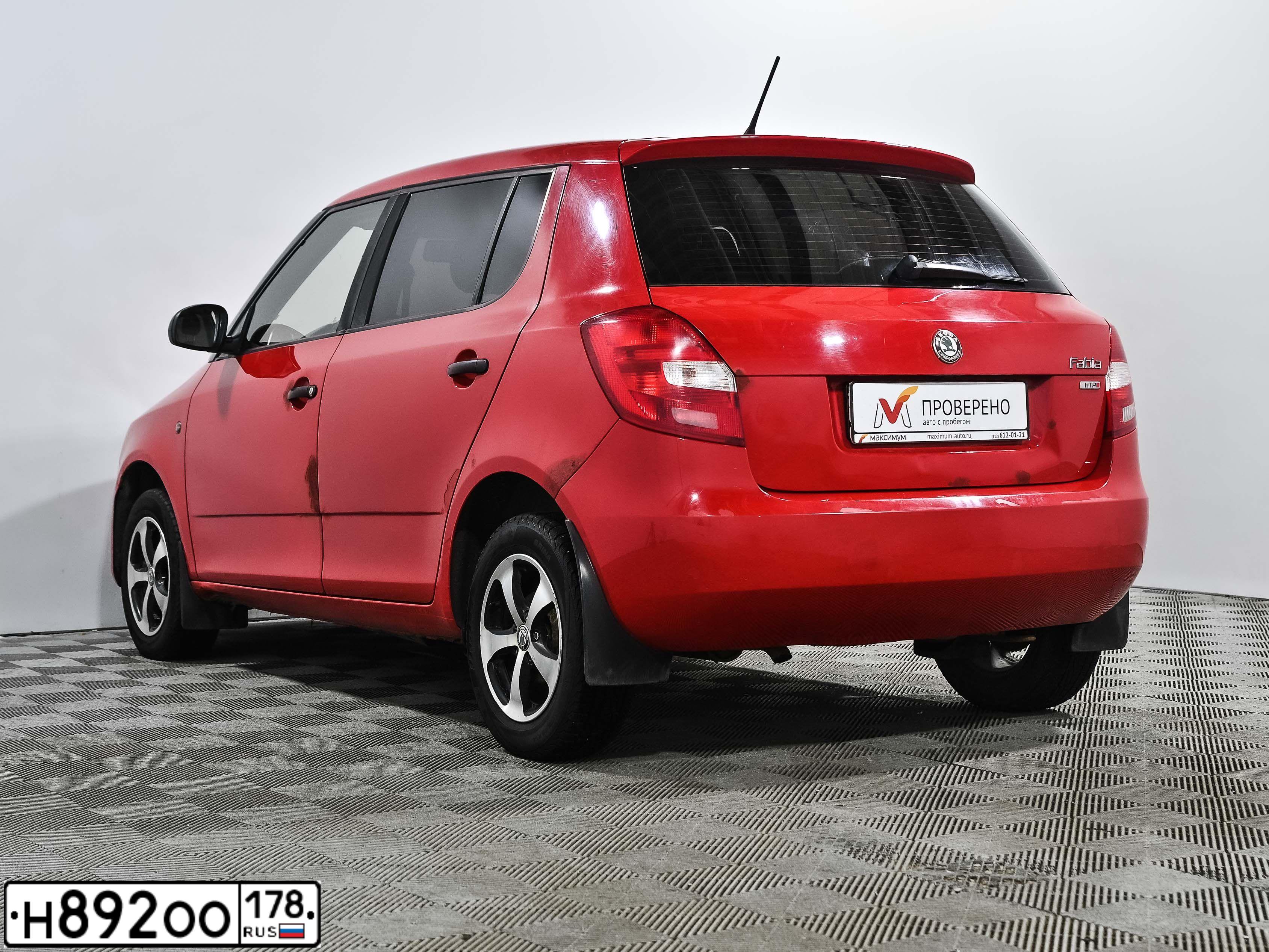Фото автомобиля SKODA FABIA, 2012 — госномер Н892ОО178. Цвет: Красный