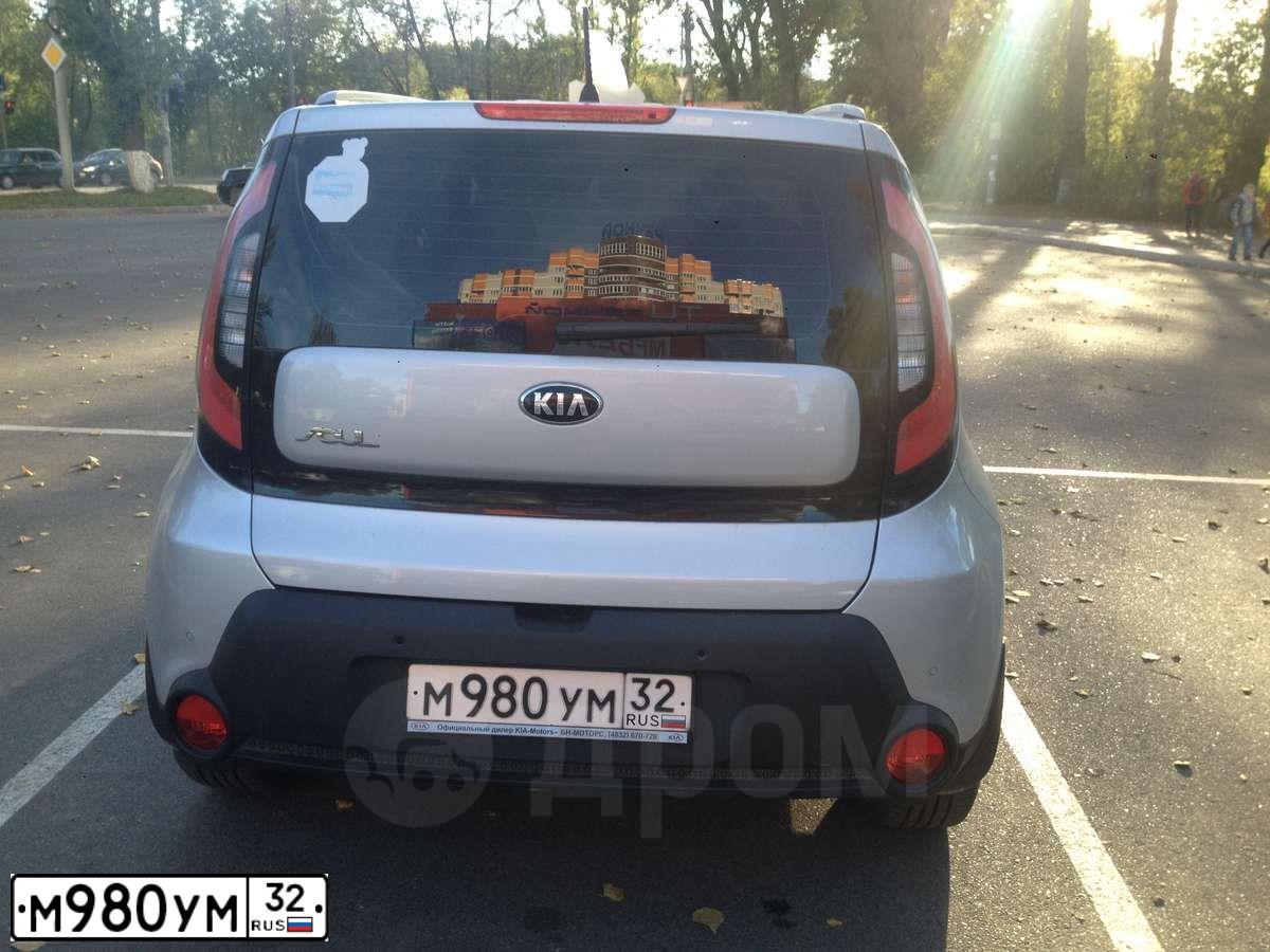 Фото автомобиля KIA SOUL, 2014 — госномер М980УМ32. Цвет: СЕРЫЙ