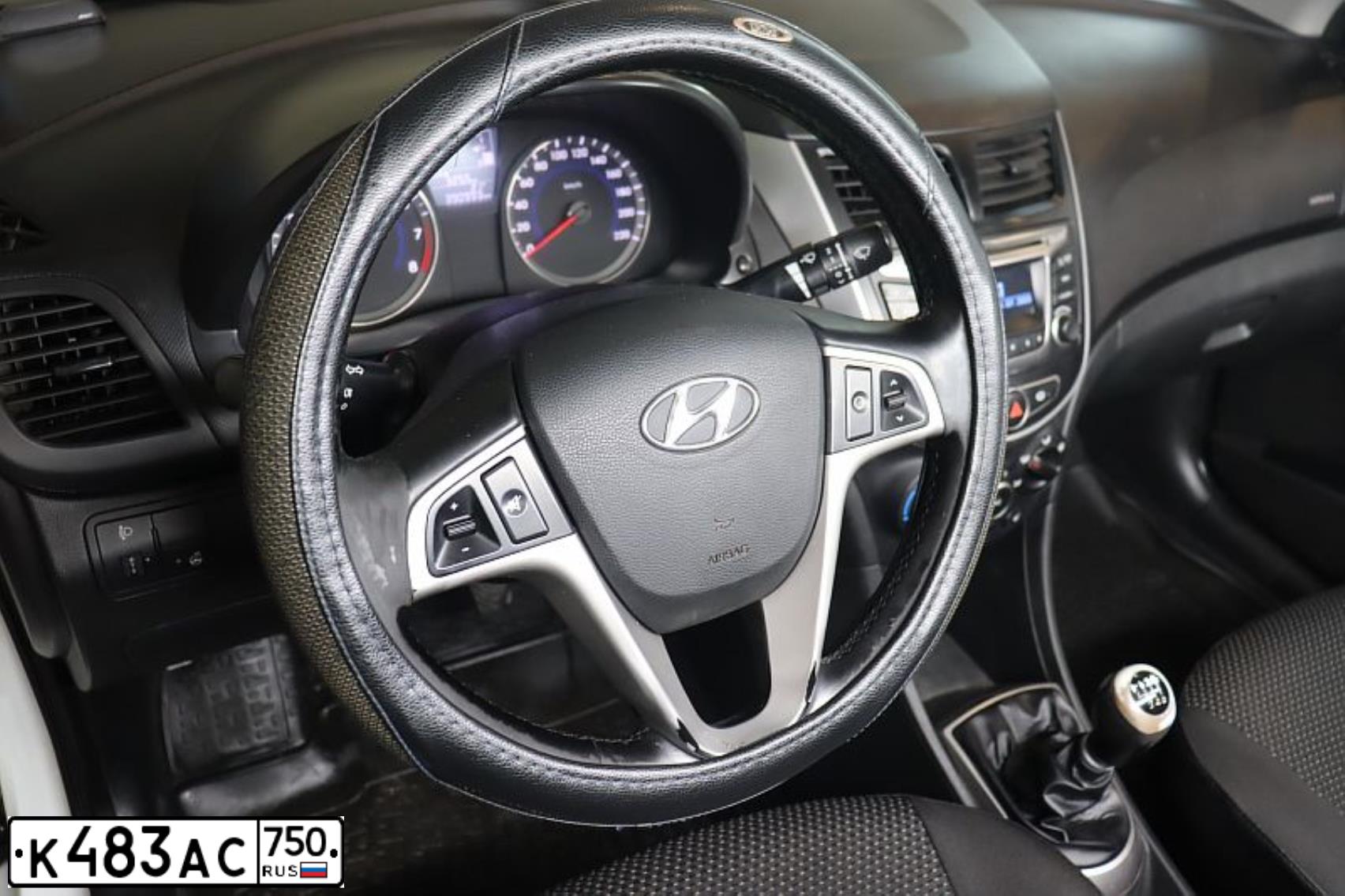 Фото автомобиля HYUNDAI SOLARIS, 2015 — госномер Н186МТ761. Цвет: БЕЛЫЙ-ЖЕЛТЫЙ-СЕРЫЙ
