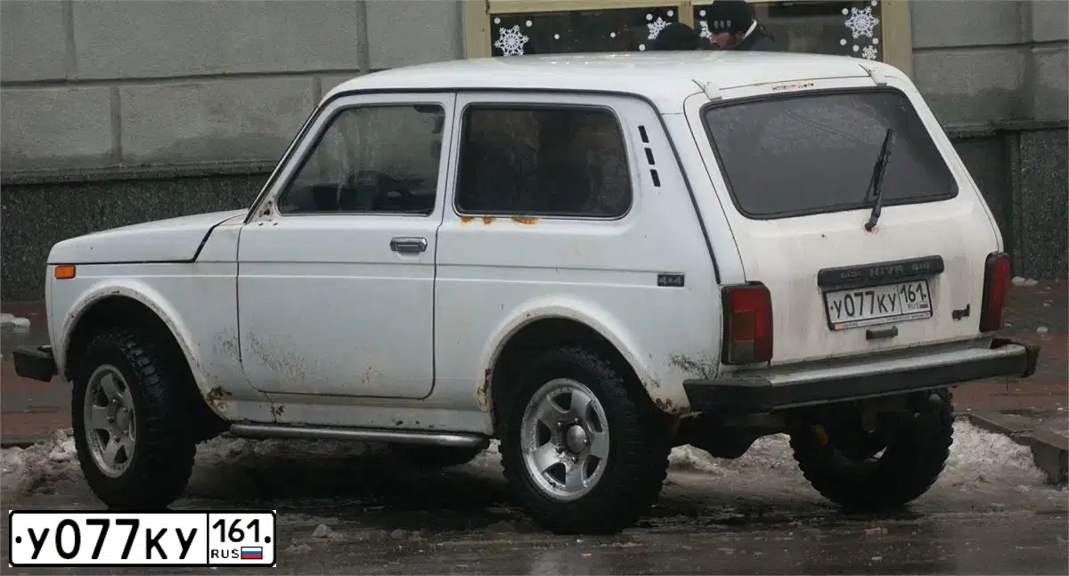 Фото автомобиля LADA 2121 NIVA, 2013 — госномер В142ХЕ161. Цвет: Темно-зеленый