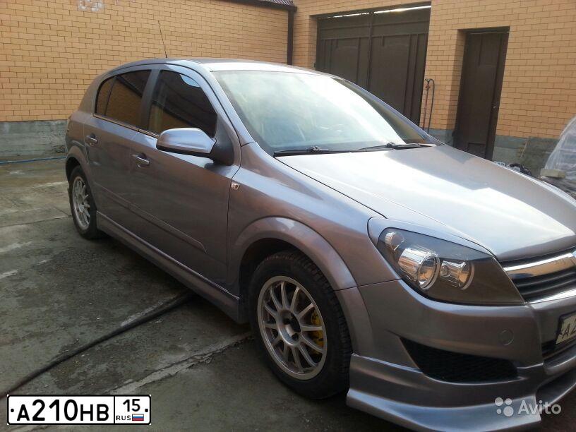 Фото автомобиля OPEL ASTRA, 2005 — госномер А210НВ15. Цвет: СЕРЫЙ