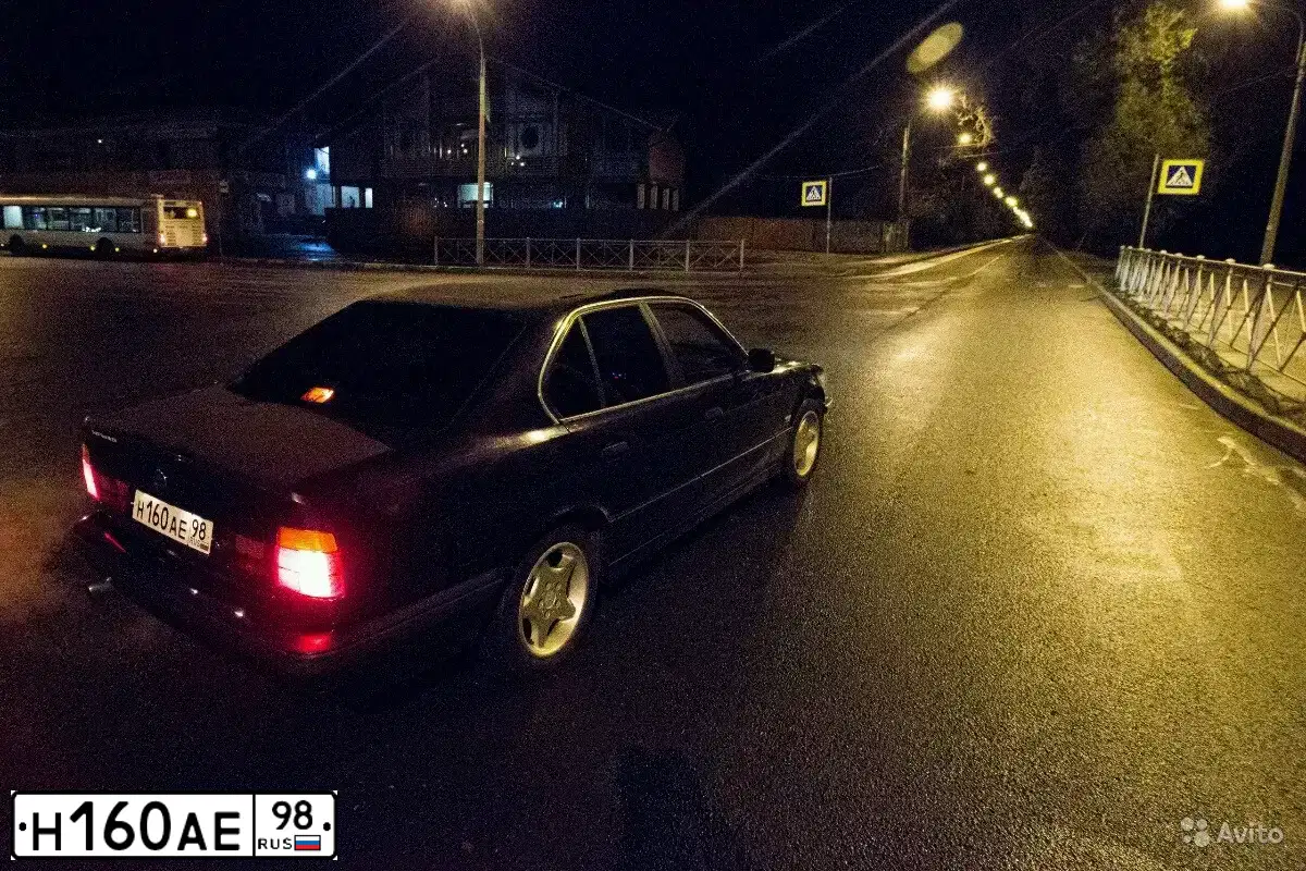 Фото автомобиля BMW SERIE 5, 1988 — госномер Н160АЕ98. Цвет: ФИОЛЕТОВЫЙ