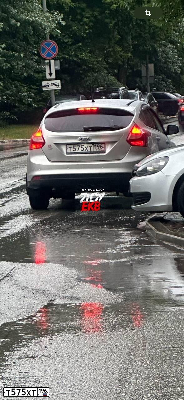 Фото автомобиля FORD FOCUS, 2011 — госномер Т575ХТ196. Цвет: СВЕТЛО-СЕРЫЙ