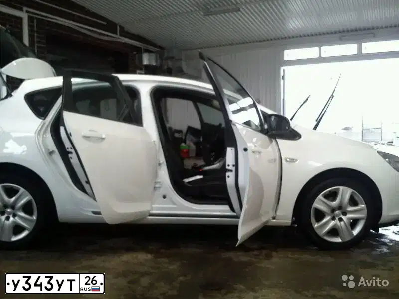 Фото автомобиля OPEL ASTRA, 2012 — госномер У343УТ26. Цвет: БЕЛЫЙ