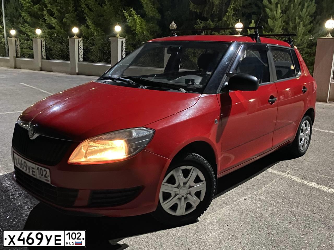Фото автомобиля SKODA FABIA, 2010 — госномер М670УС702. Цвет: Красный