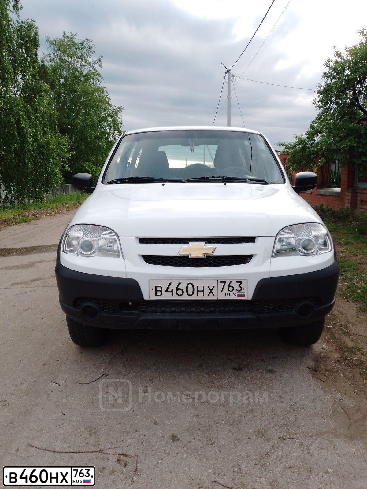 Фото автомобиля CHEVROLET NIVA, 2019 — госномер В460НХ763. Цвет: ЯРКО-БЕЛЫЙ