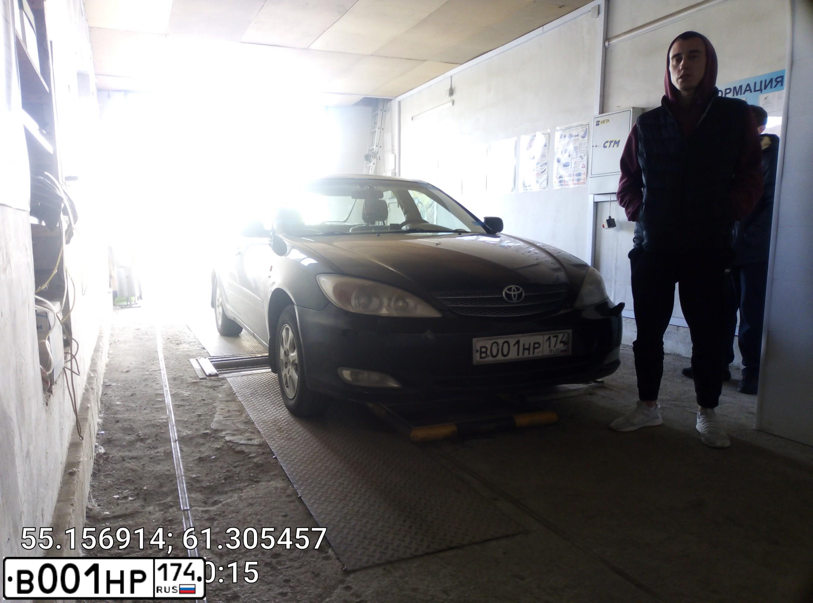 Фото автомобиля TOYOTA CAMRY, 2004 — госномер В001НР174. Цвет: ЧЕРНЫЙ