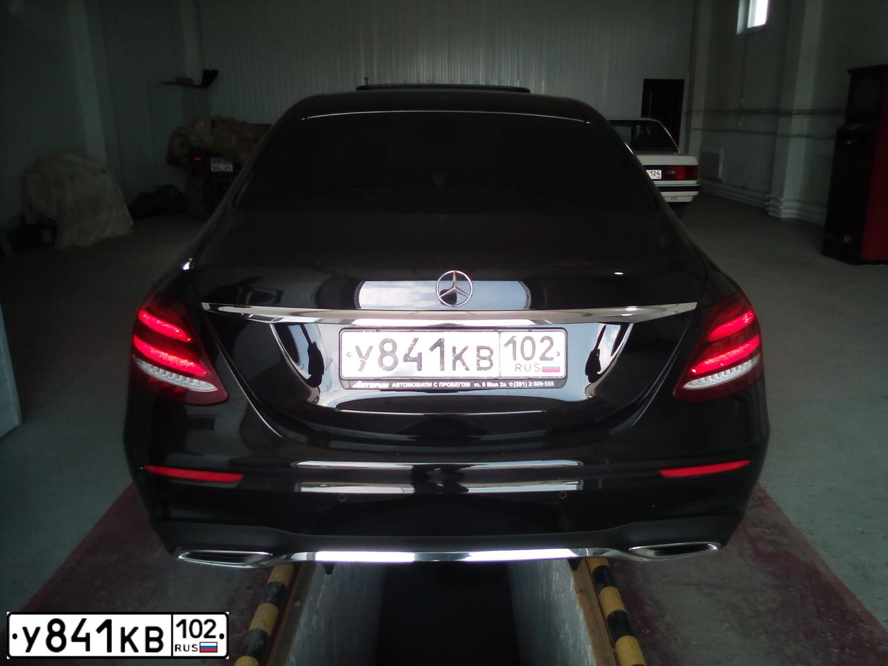 Фото автомобиля MERCEDES E-KLASSE, 2017 — госномер М039СМ124. Цвет: ЧЕРНЫЙ