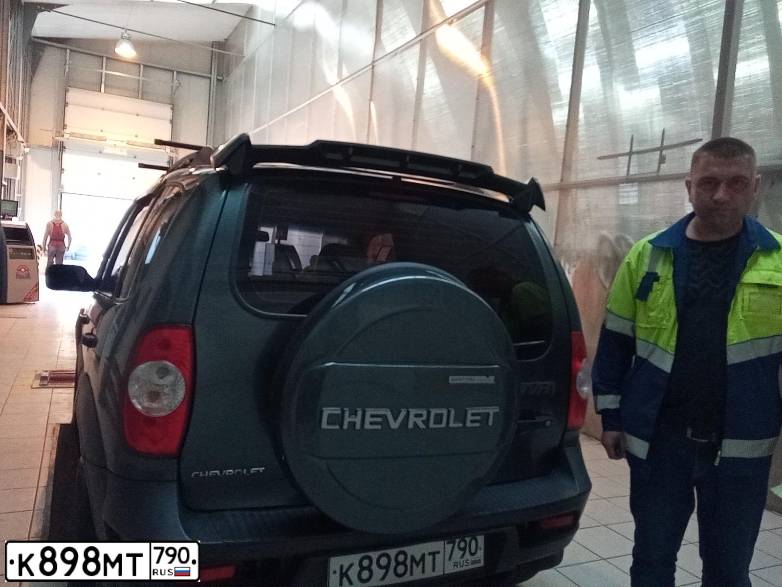 Фото автомобиля CHEVROLET NIVA, 2010 — госномер К898МТ790. Цвет: темный серо-зеленый металлик