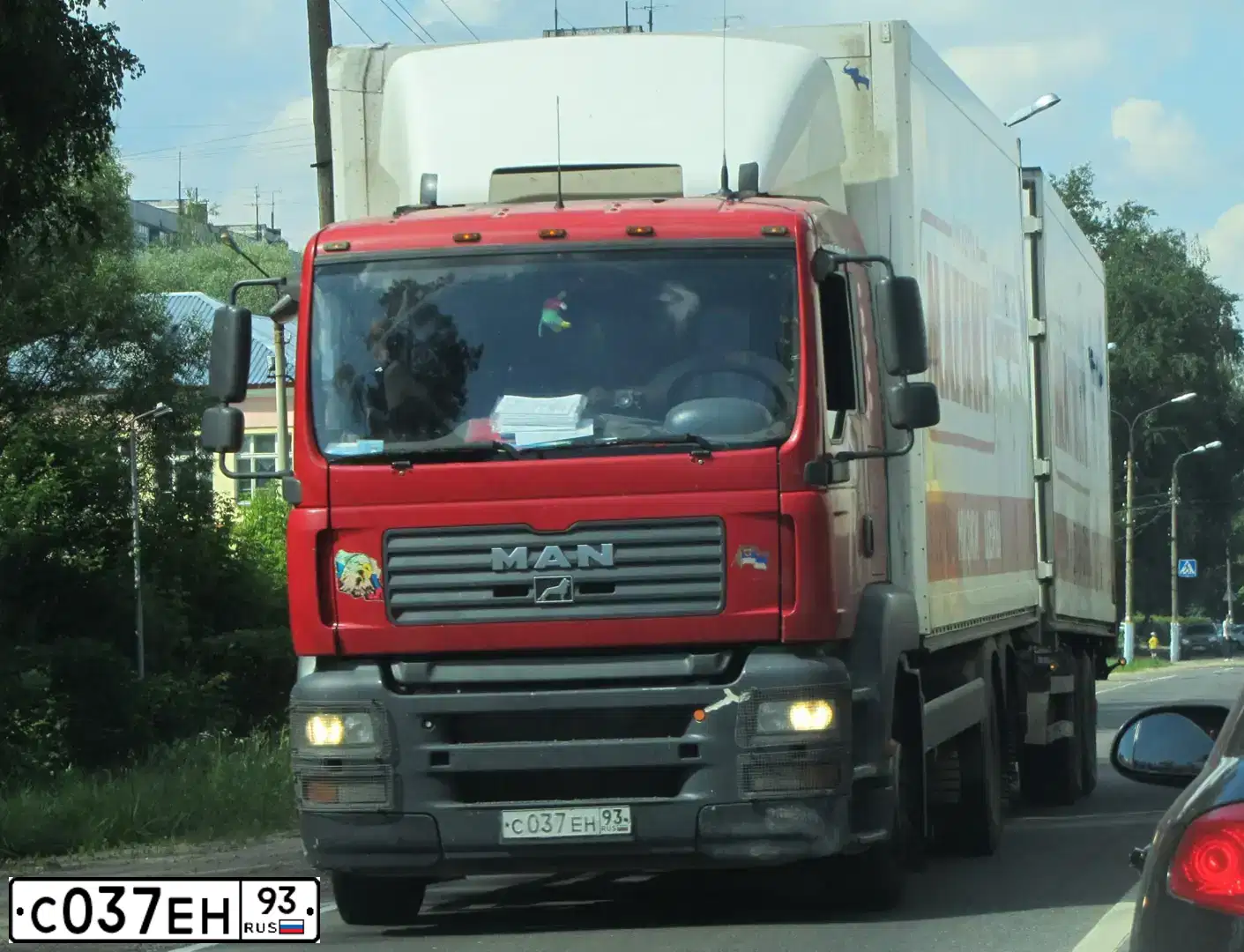 Фото автомобиля MAN TGA 26.XXX /6X2/, 2006 — госномер М008АН761. Цвет: БЕЛО-КРАСНЫЙ