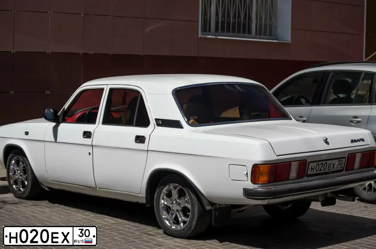 Фото автомобиля GAZ 3102 WOLGA, 2001 — госномер Н020ЕХ30. Цвет: БЕЛЫЙ