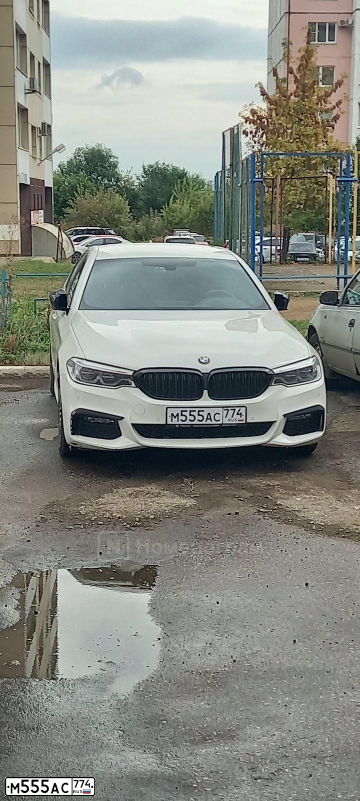 Фото автомобиля BMW SERIE 5, 2019 — госномер М555АС774. Цвет: Белый