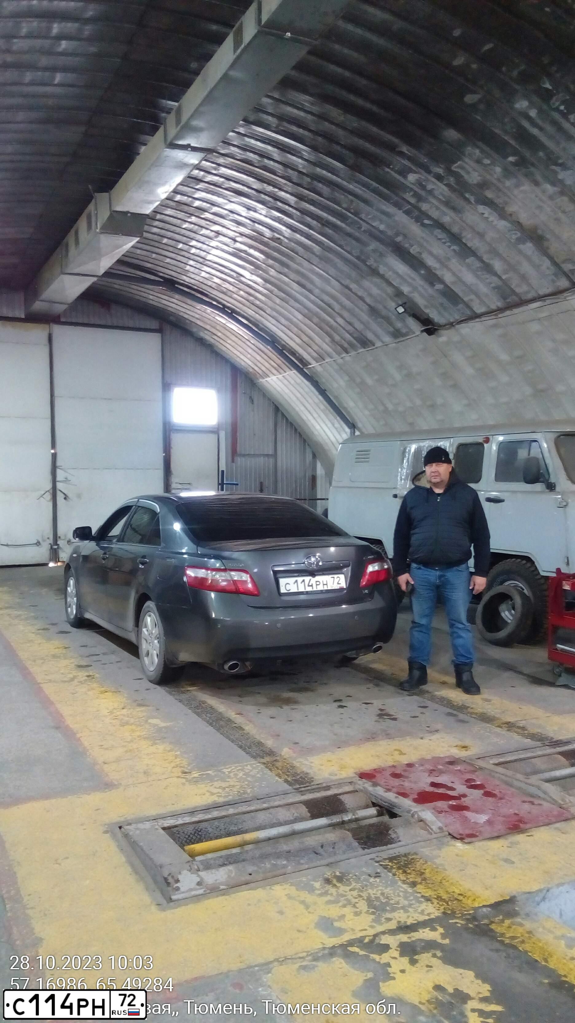 Фото автомобиля TOYOTA CAMRY, 2007 — госномер С114РН72. Цвет: Серый