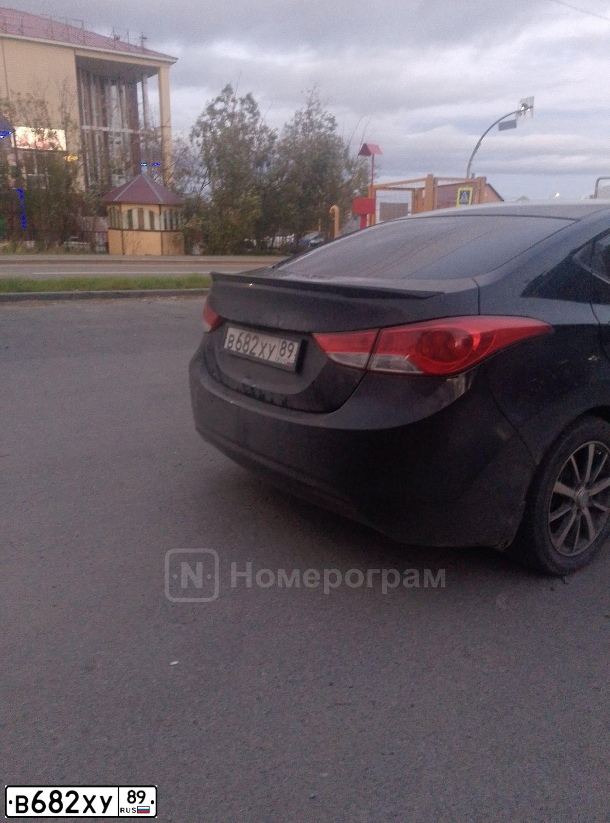 Фото автомобиля HYUNDAI ELANTRA, 2012 — госномер В682ХУ89. Цвет: ЧЕРНЫЙ
