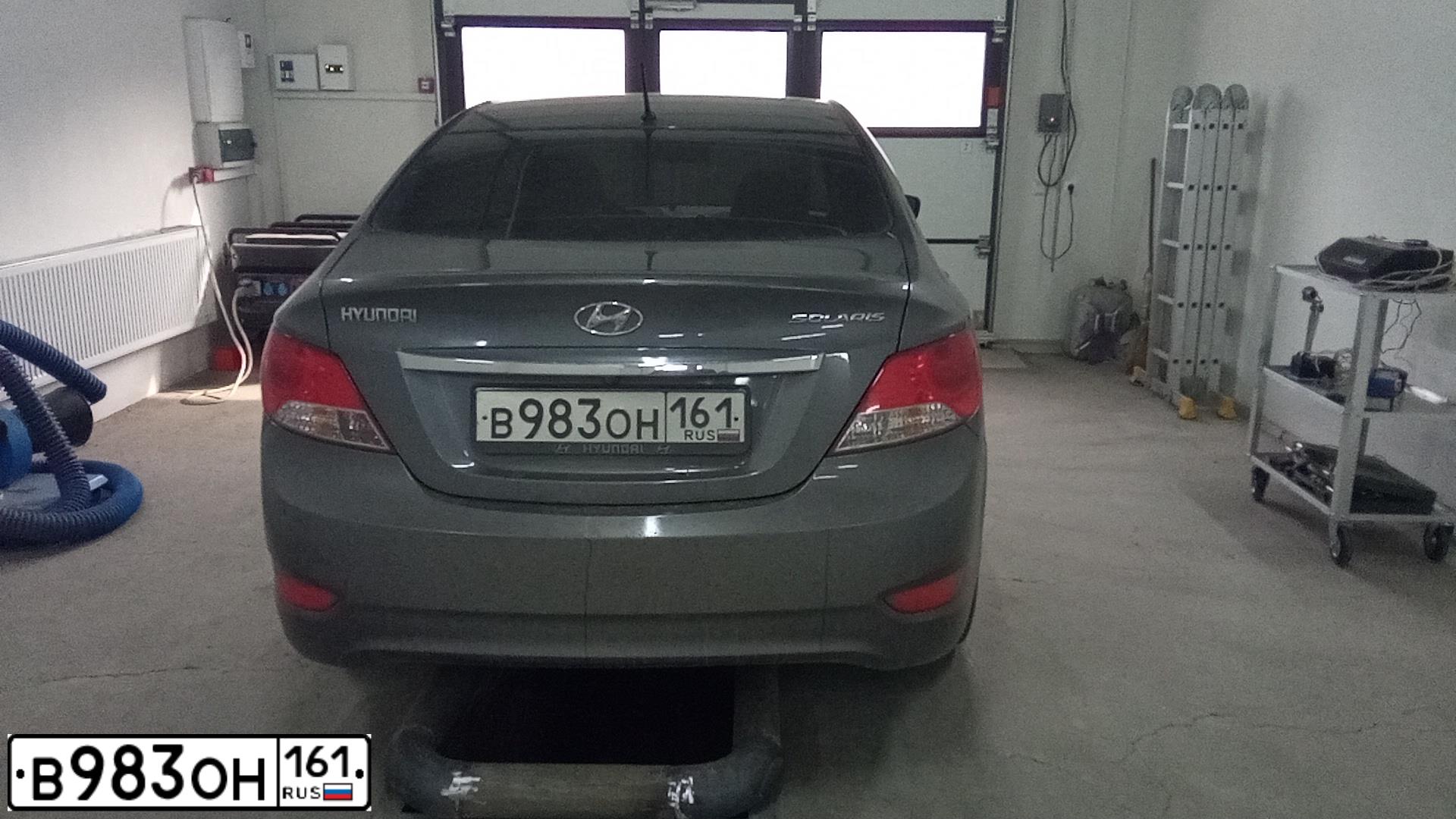 Фото автомобиля HYUNDAI SOLARIS, 2012 — госномер В983ОН161. Цвет: ЧЕРНО-СЕРЫЙ