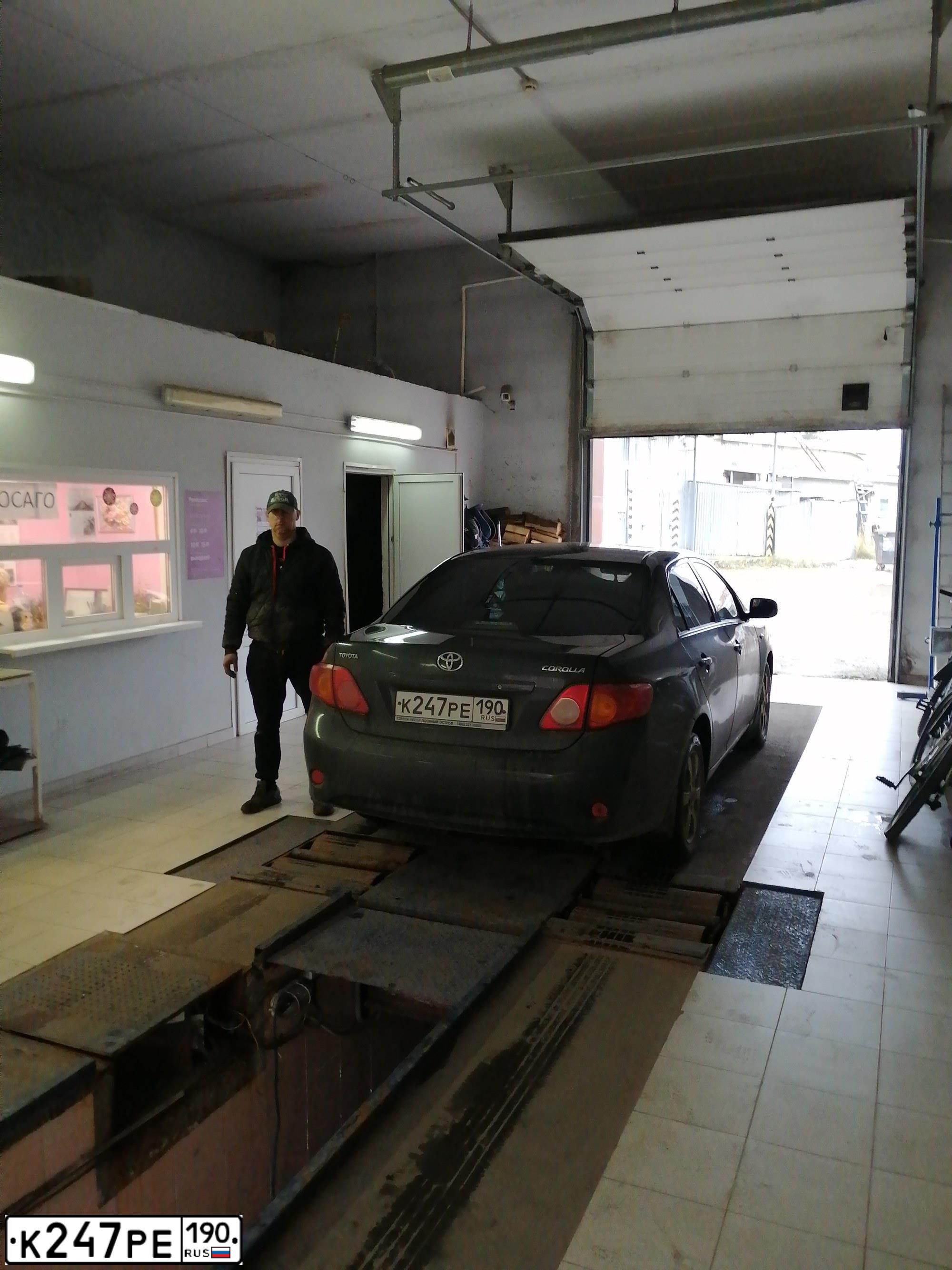 Фото автомобиля TOYOTA COROLLA, 2008 — госномер К247РЕ190. Цвет: ЧЕРНЫЙ