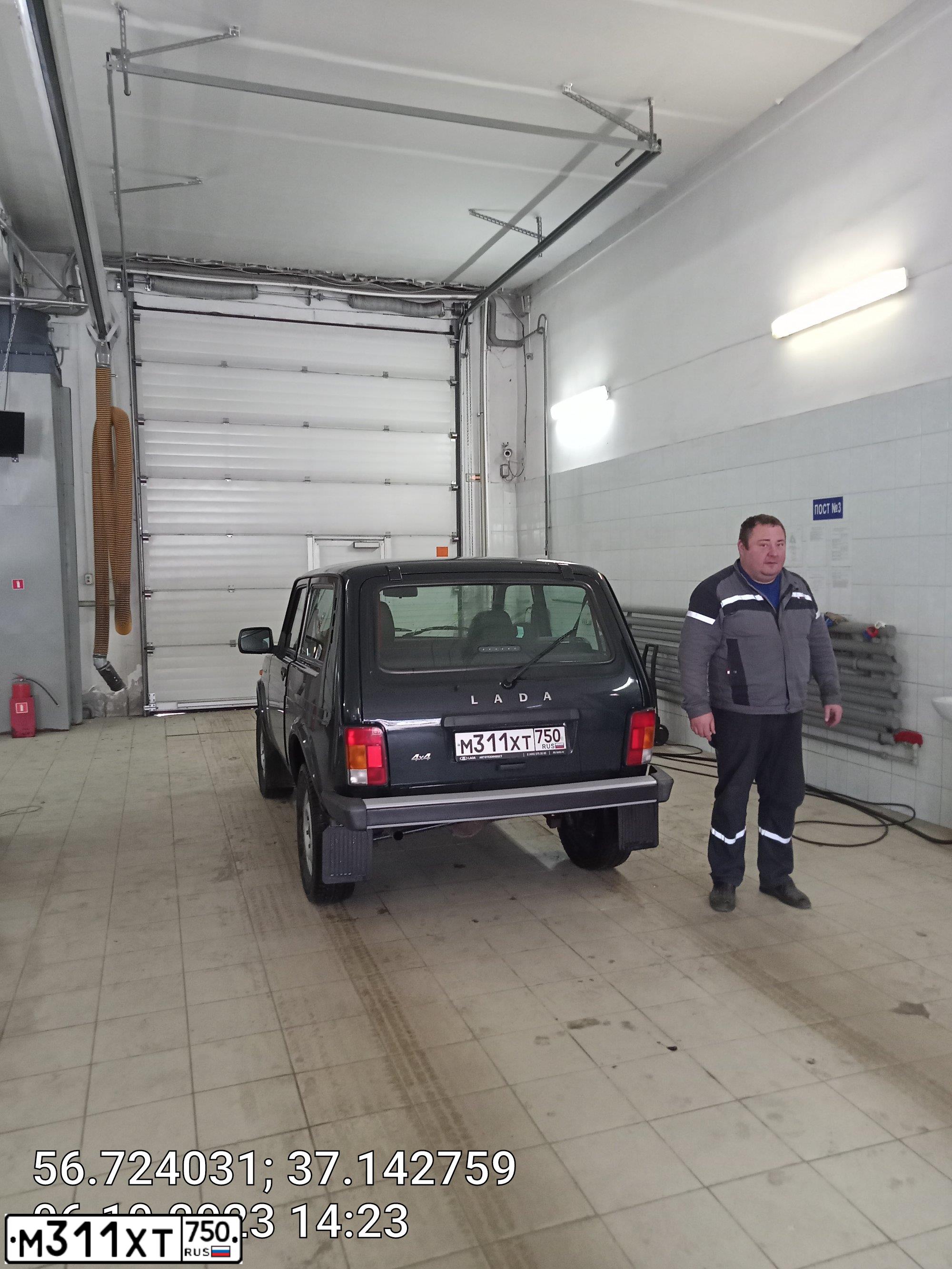 Фото автомобиля LADA 2121 NIVA, 2019 — госномер М311ХТ750. Цвет: ТЕМНО-ЗЕЛЕНЫЙ