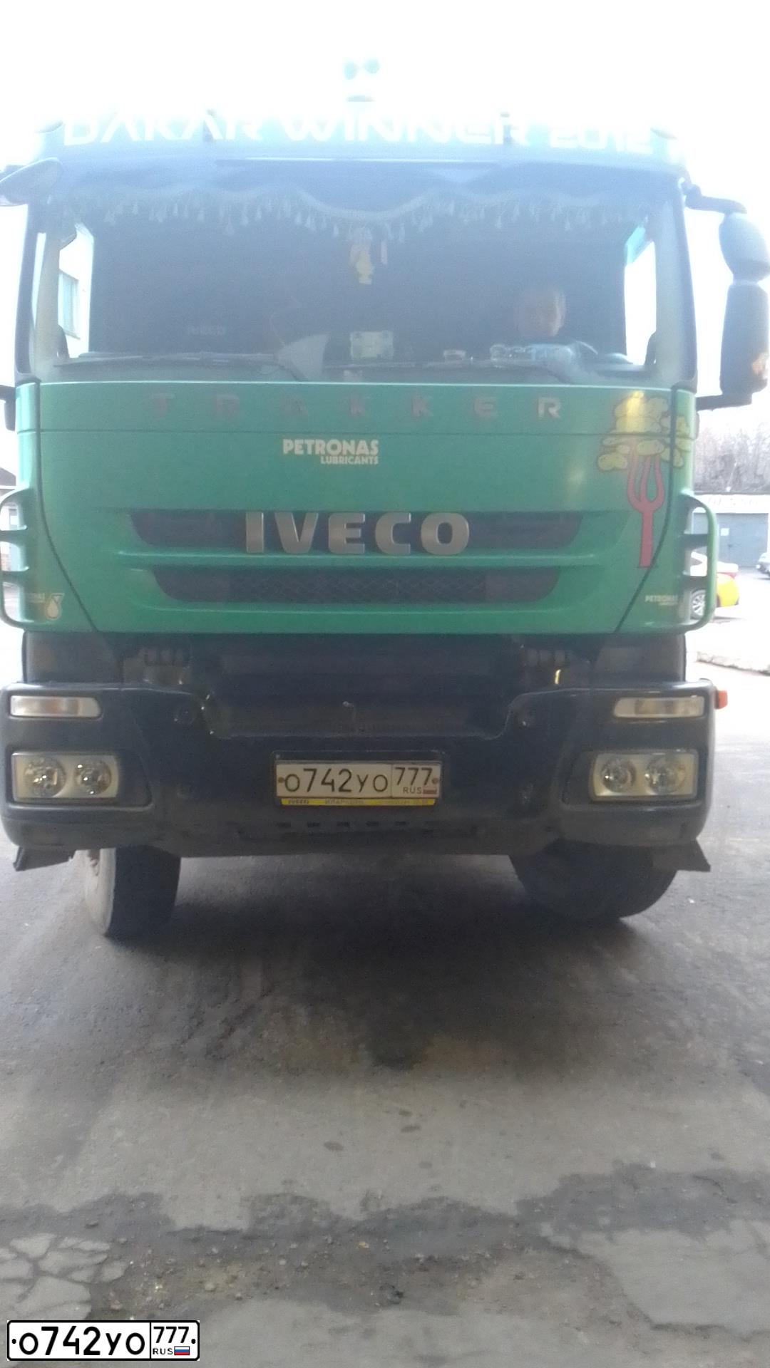 Фото автомобиля IVECO EUROTRAKKER/TRAKKER, 2012 — госномер О742УО777. Цвет: бирюзовый
