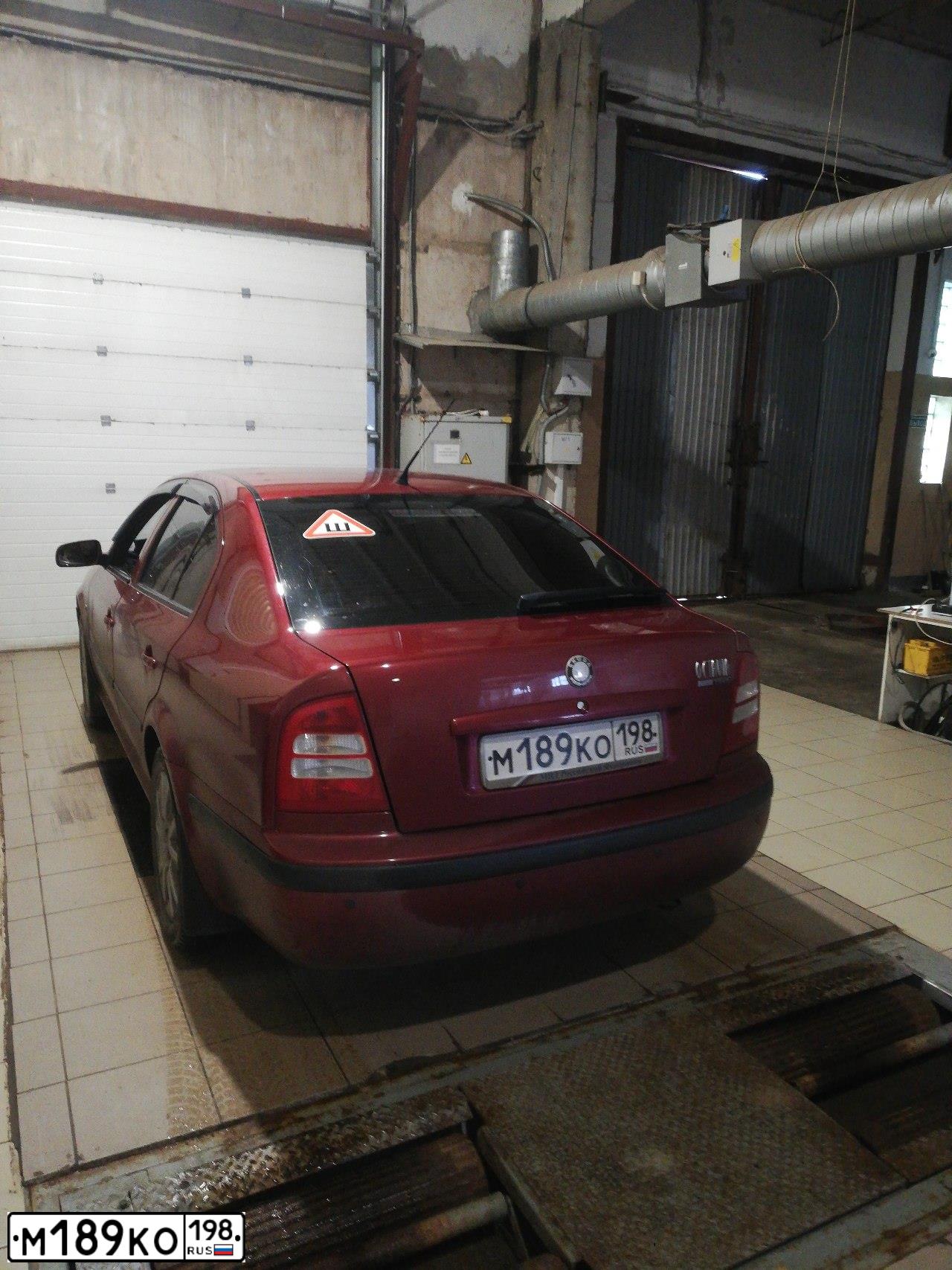Фото автомобиля SKODA OCTAVIA, 2008 — госномер В783СМ60. Цвет: ВИШНЕВЫЙ