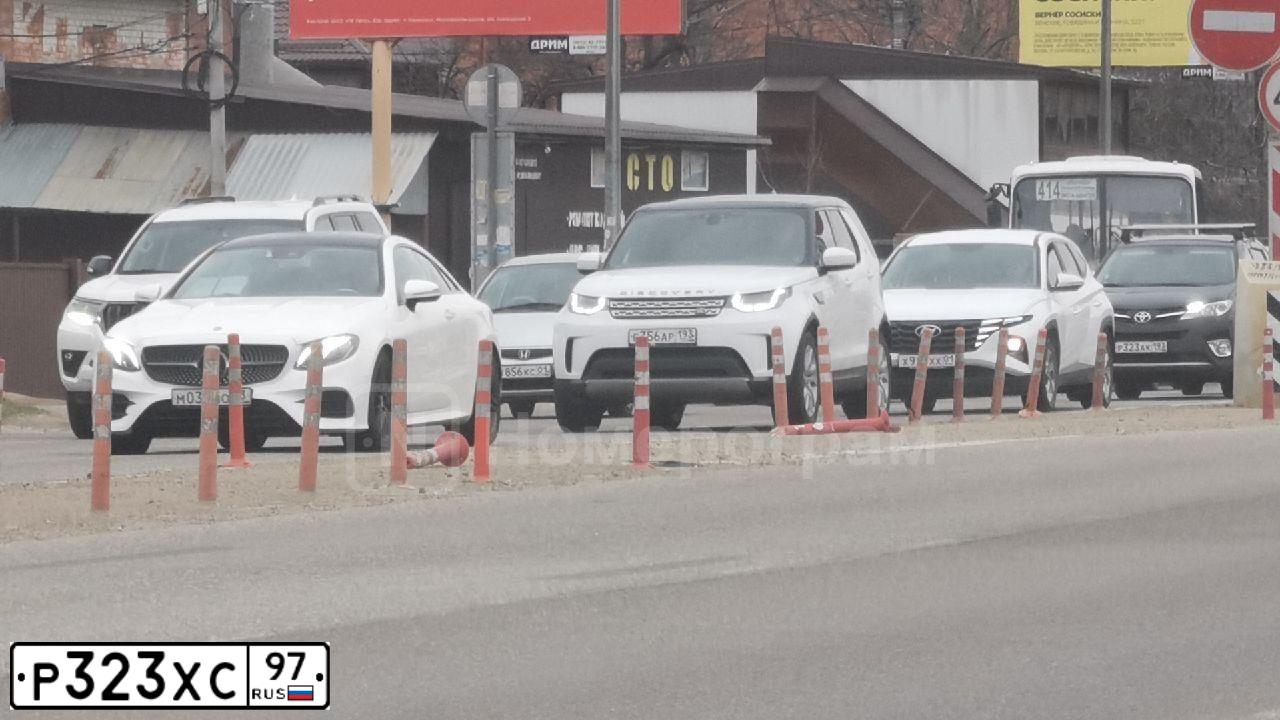 Фото автомобиля NISSAN PATHFINDER, 2005 — госномер Е855ЕМ790. Цвет: СЕРЫЙ